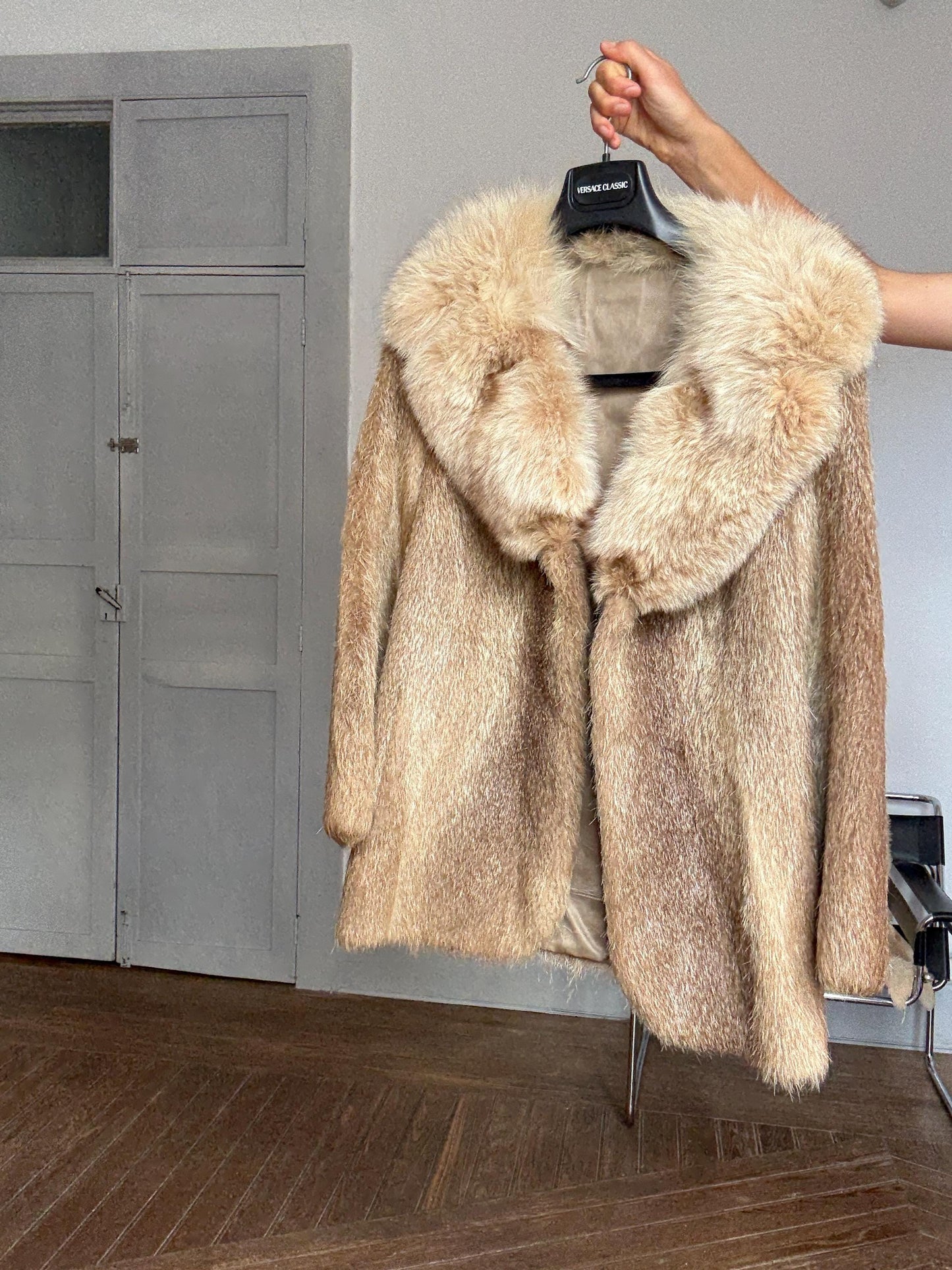 Vintage genuine fur coat with oversized collar – chic 60s style, elegant winter layering, XS/S fit, warm beige tone, amazing condition