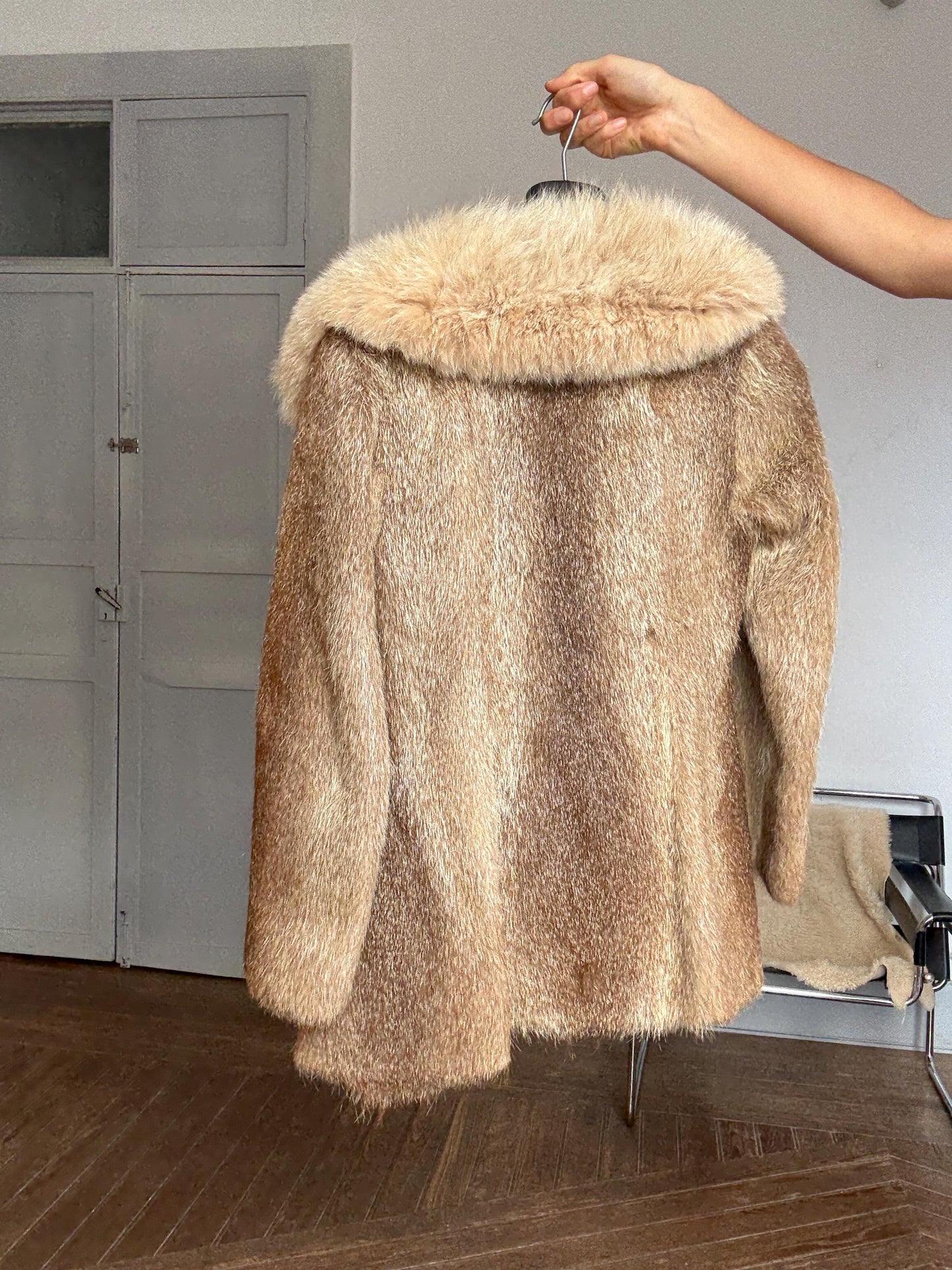 Vintage genuine fur coat with oversized collar – chic 60s style, elegant winter layering, XS/S fit, warm beige tone, amazing condition