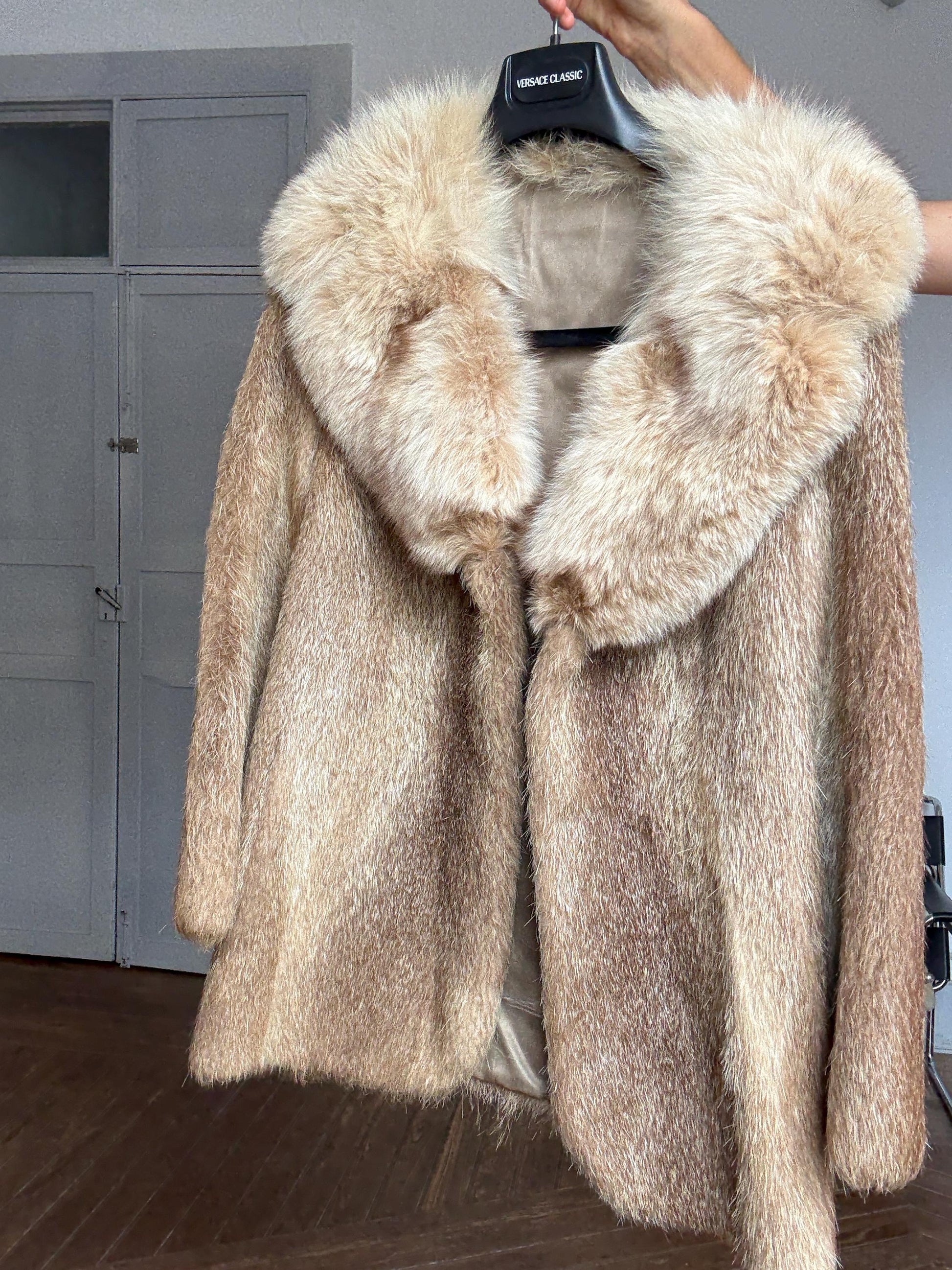 Vintage genuine fur coat with oversized collar – chic 60s style, elegant winter layering, XS/S fit, warm beige tone, amazing condition