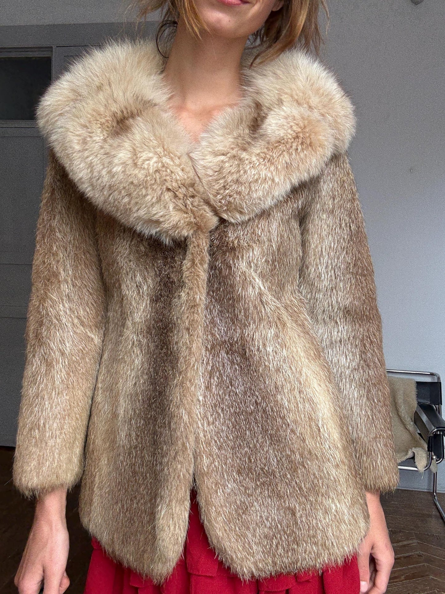 Vintage genuine fur coat with oversized collar – chic 60s style, elegant winter layering, XS/S fit, warm beige tone, amazing condition