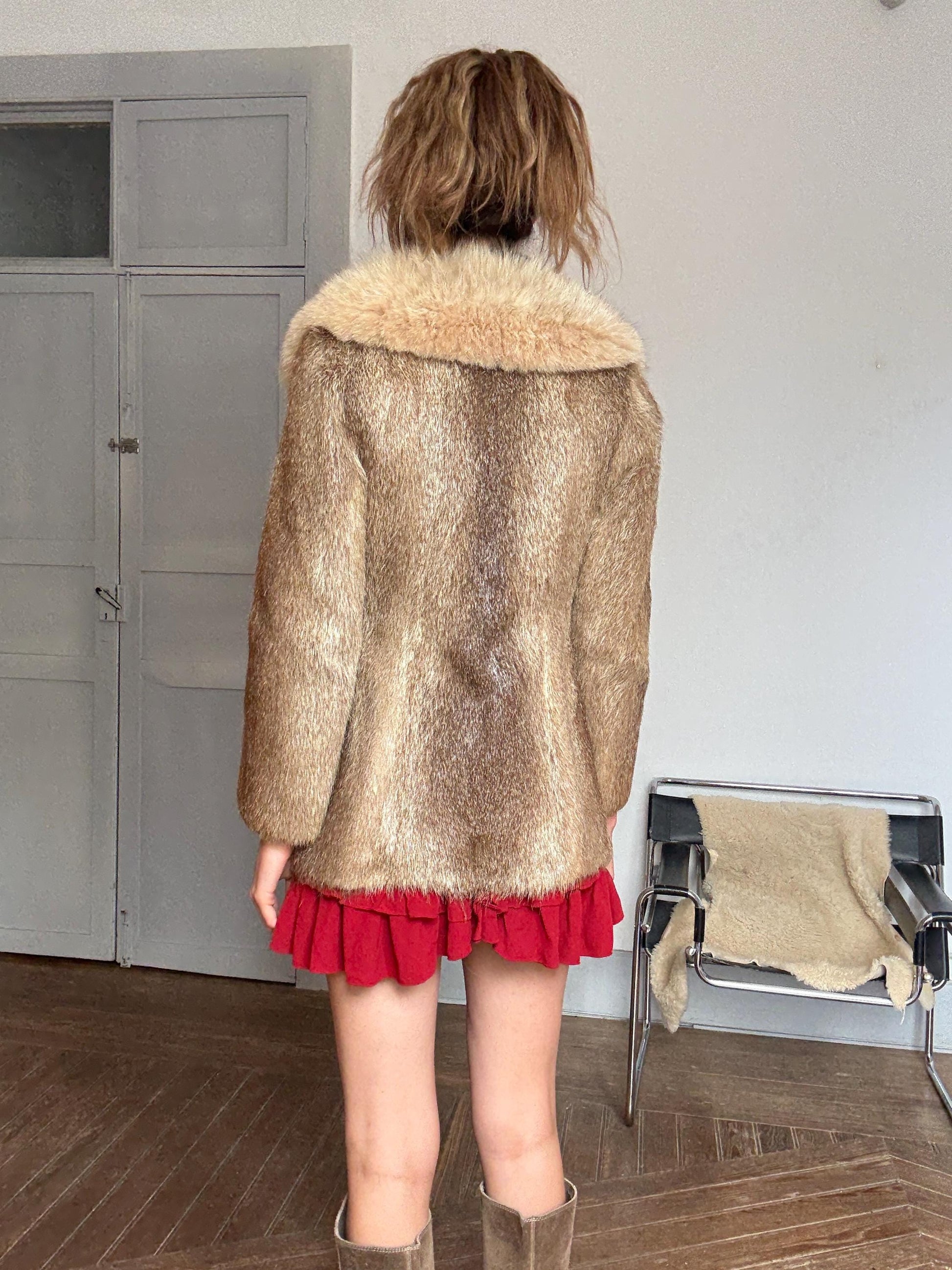 Vintage genuine fur coat with oversized collar – chic 60s style, elegant winter layering, XS/S fit, warm beige tone, amazing condition