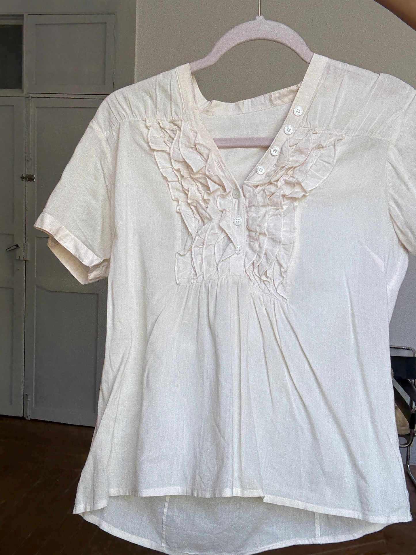Romantic vintage ruffle blouse in 100% cotton – soft cream, dark academia aesthetic, cottagecore vibes