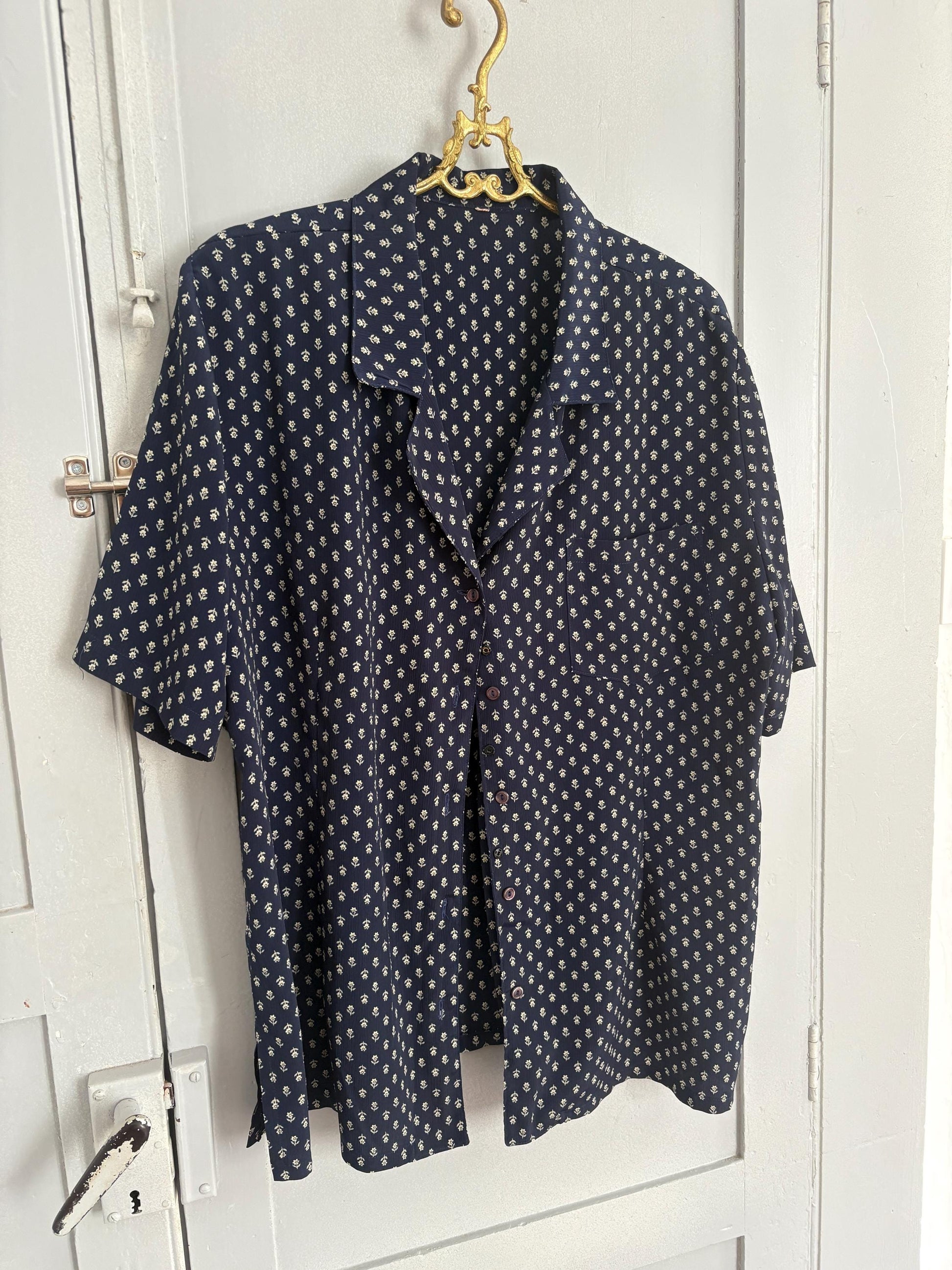 Vintage navy floral summer blouse, button-down, airy and cute, 80s patterned woman blouse, Retro vintage vibes, Size M - L
