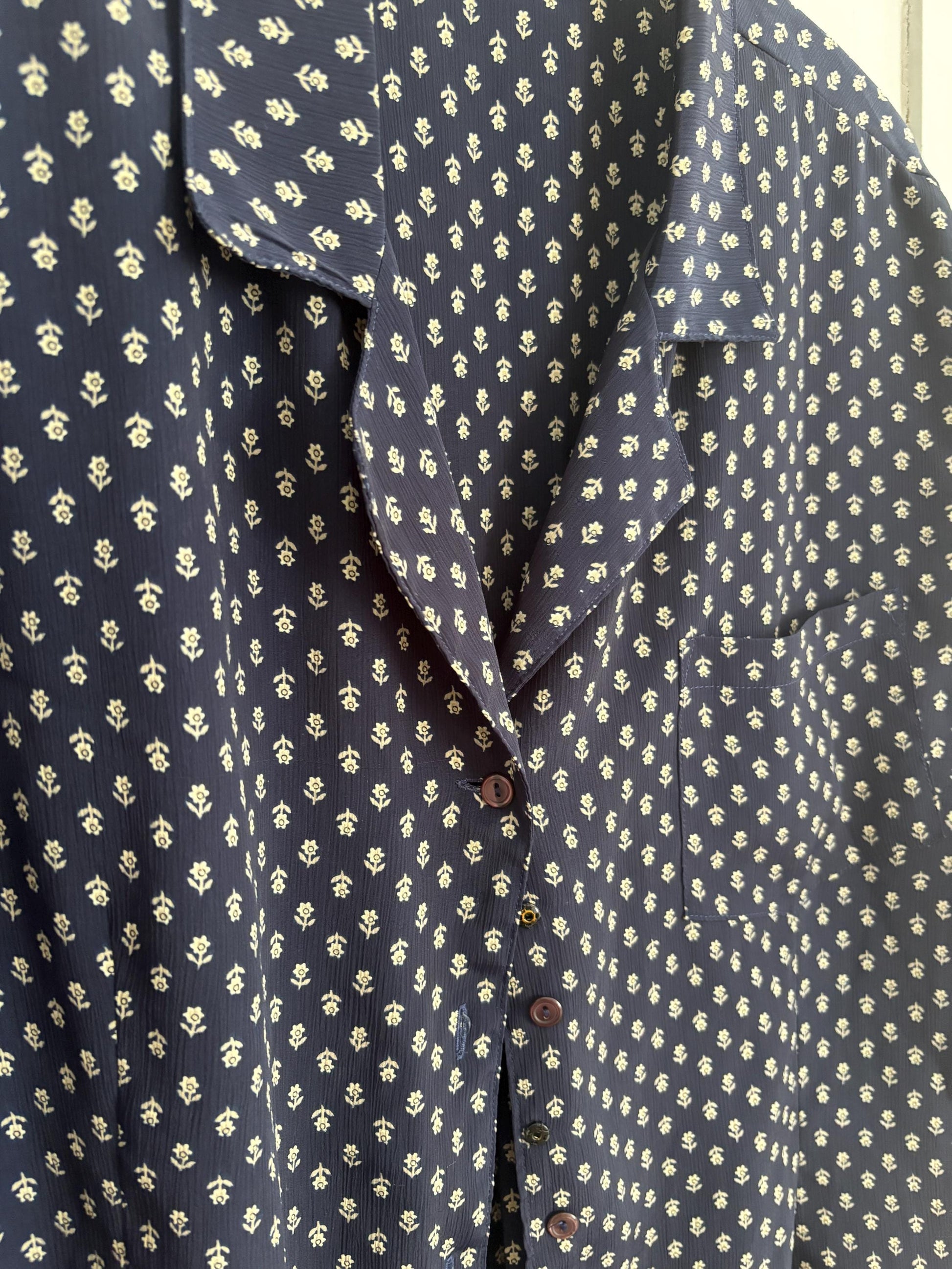Vintage navy floral summer blouse, button-down, airy and cute, 80s patterned woman blouse, Retro vintage vibes, Size M - L