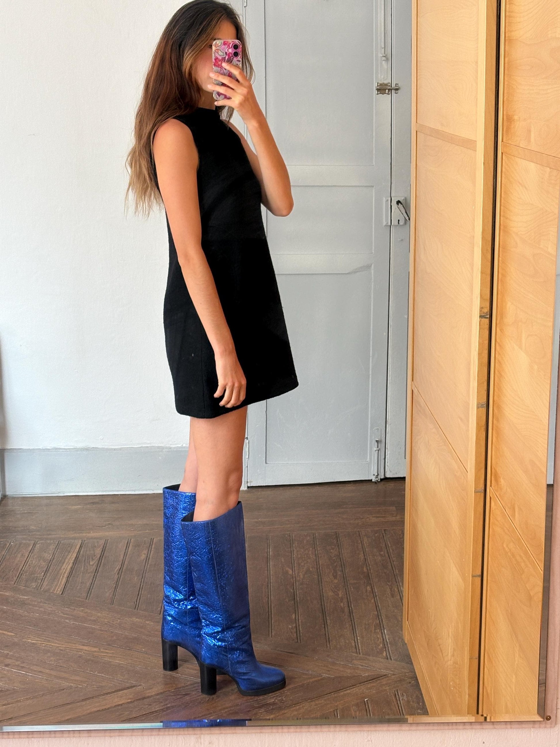 Vintage futuristic modern black dress with mock neck & thick fabric – minimal Y2K style, sleeveless shift, zip back closure, Size S