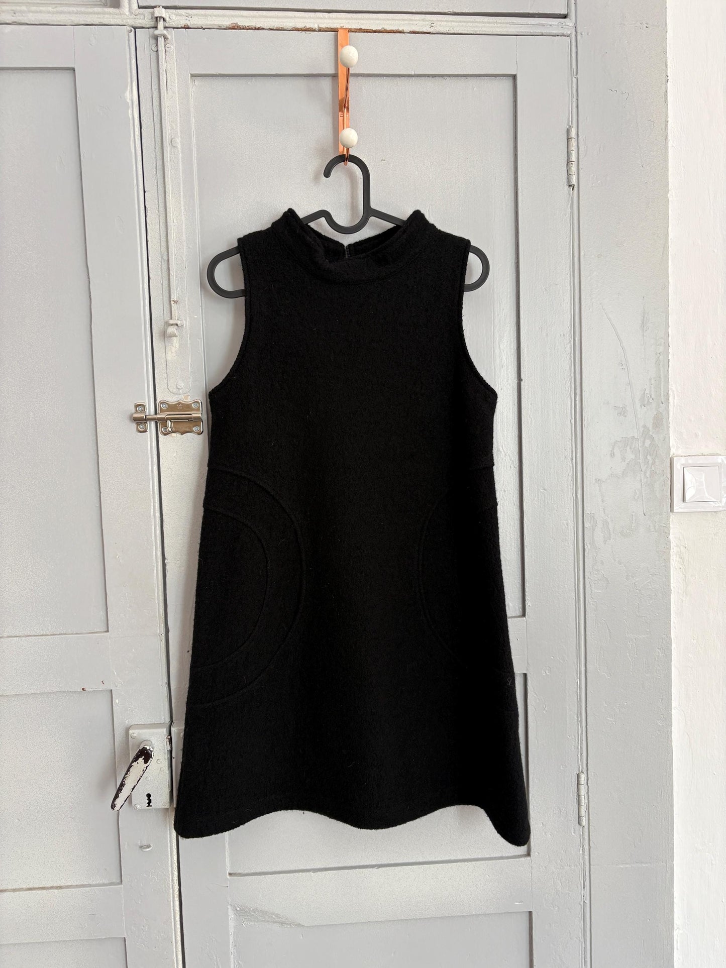 Vintage futuristic modern black dress with mock neck & thick fabric – minimal Y2K style, sleeveless shift, zip back closure, Size S