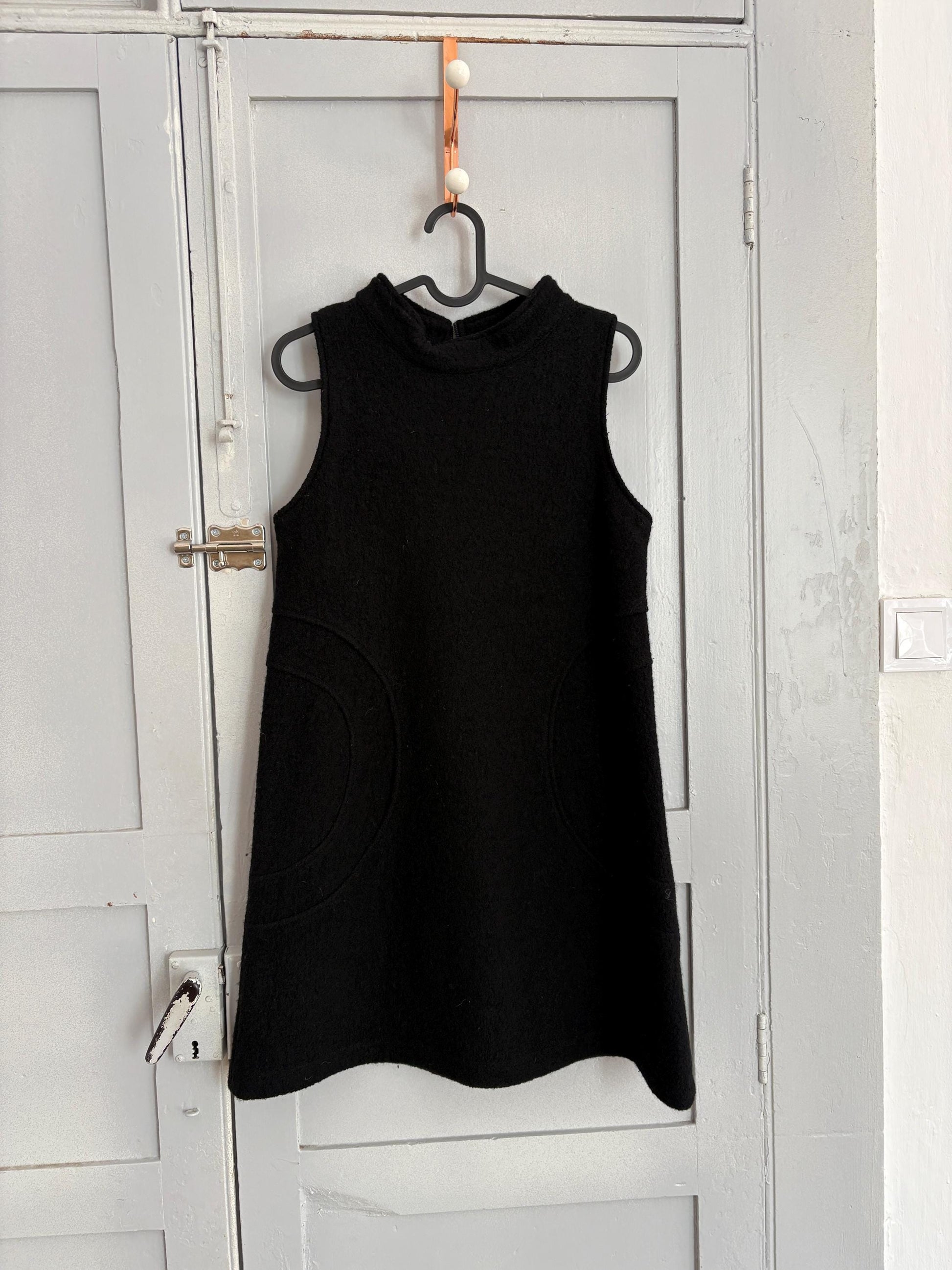 Vintage futuristic modern black dress with mock neck & thick fabric – minimal Y2K style, sleeveless shift, zip back closure, Size S