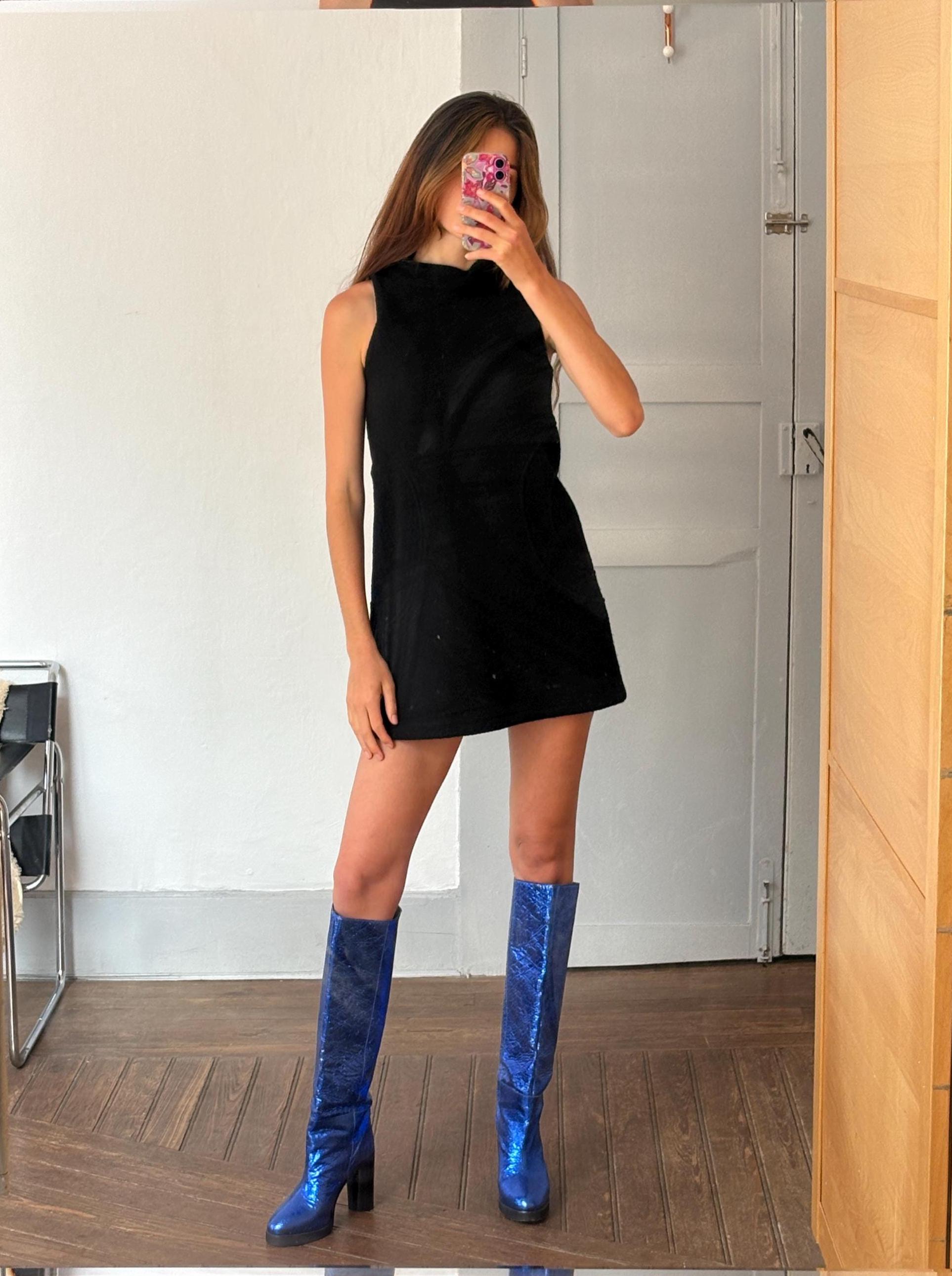 Vintage futuristic modern black dress with mock neck & thick fabric – minimal Y2K style, sleeveless shift, zip back closure, Size S