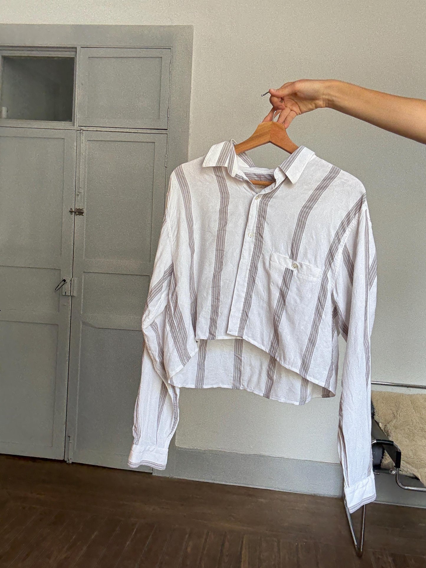 Reworked Cropped Button-Up Shirt – Vintage Rivela in Textured Striped Fabric, Upcycled from Menswear, Soft Linen Feel, Size M