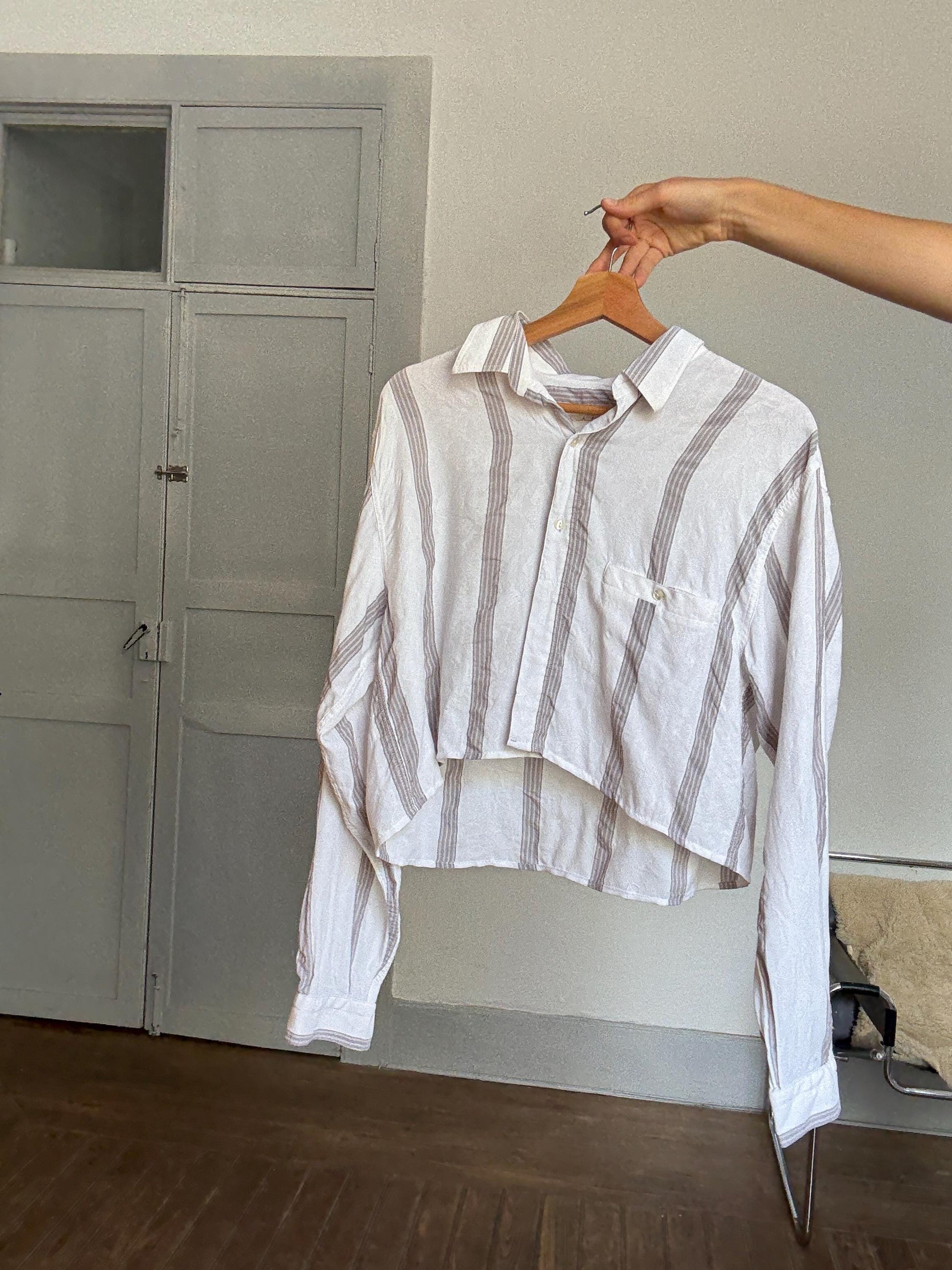 Reworked Cropped Button-Up Shirt – Vintage Rivela in Textured Striped Fabric, Upcycled from Menswear, Soft Linen Feel, Size M