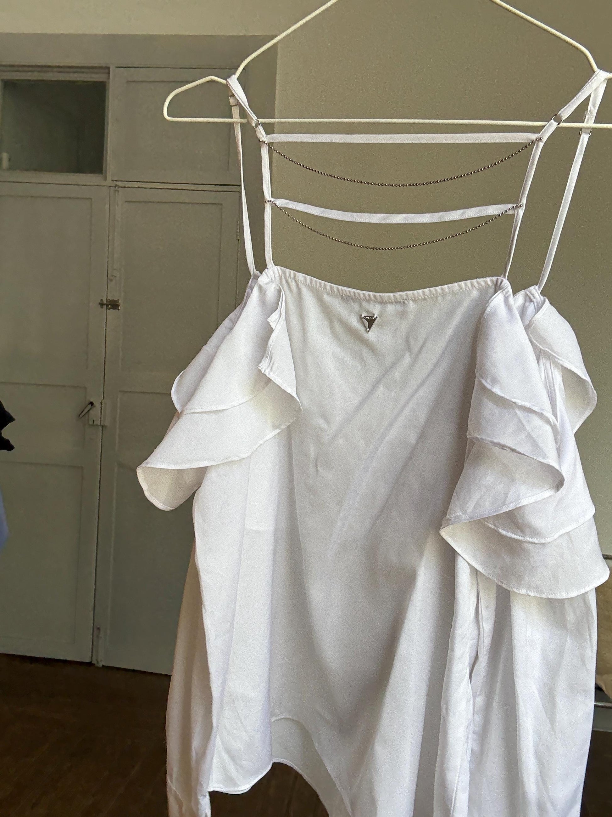 Y2K Guess Off-Shoulder Top – White Strappy Ruffle Blouse with Chain Back Detail, Romantic Fit, Size S, Summer Essential