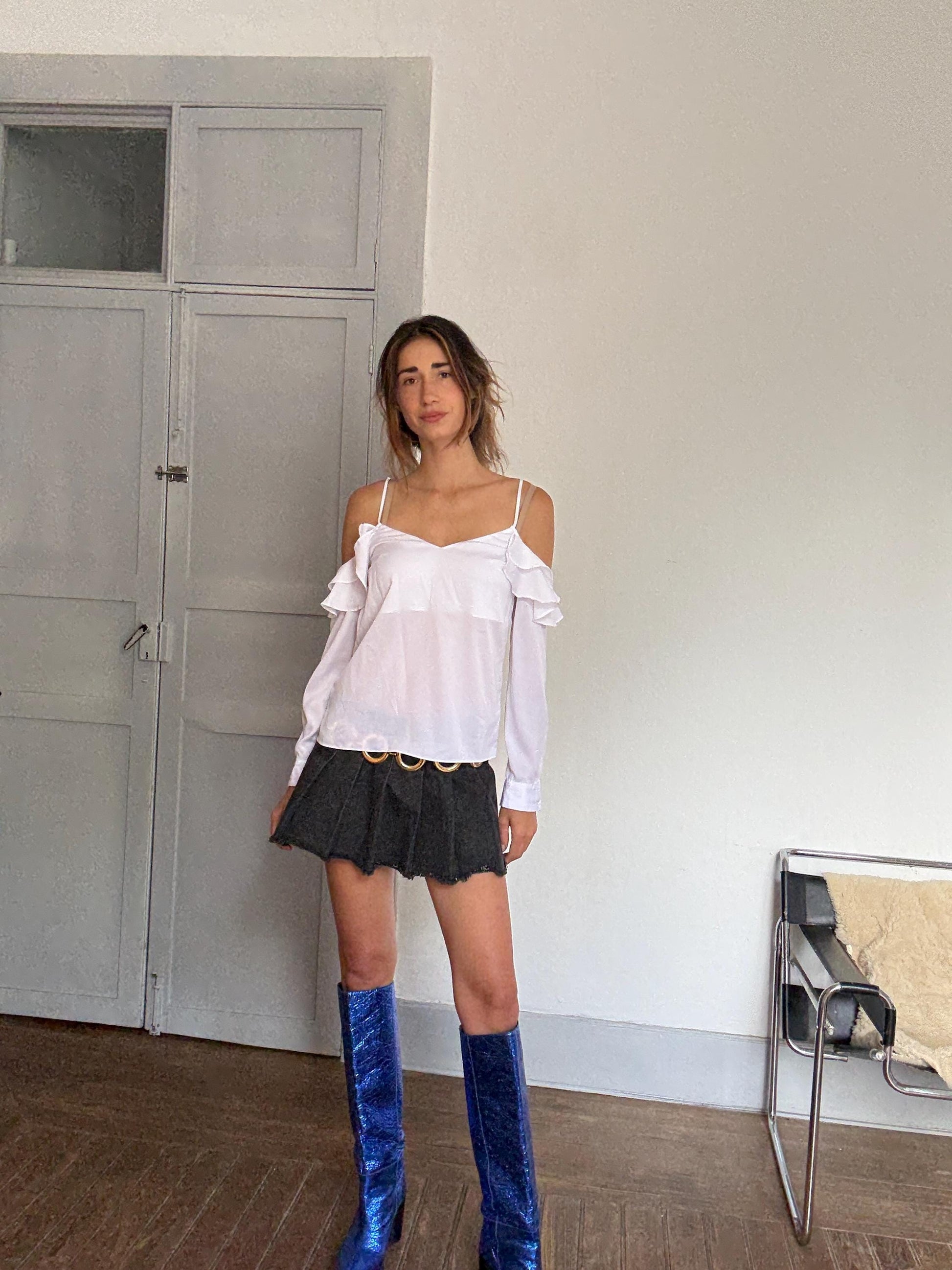 Y2K Guess Off-Shoulder Top – White Strappy Ruffle Blouse with Chain Back Detail, Romantic Fit, Size S, Summer Essential