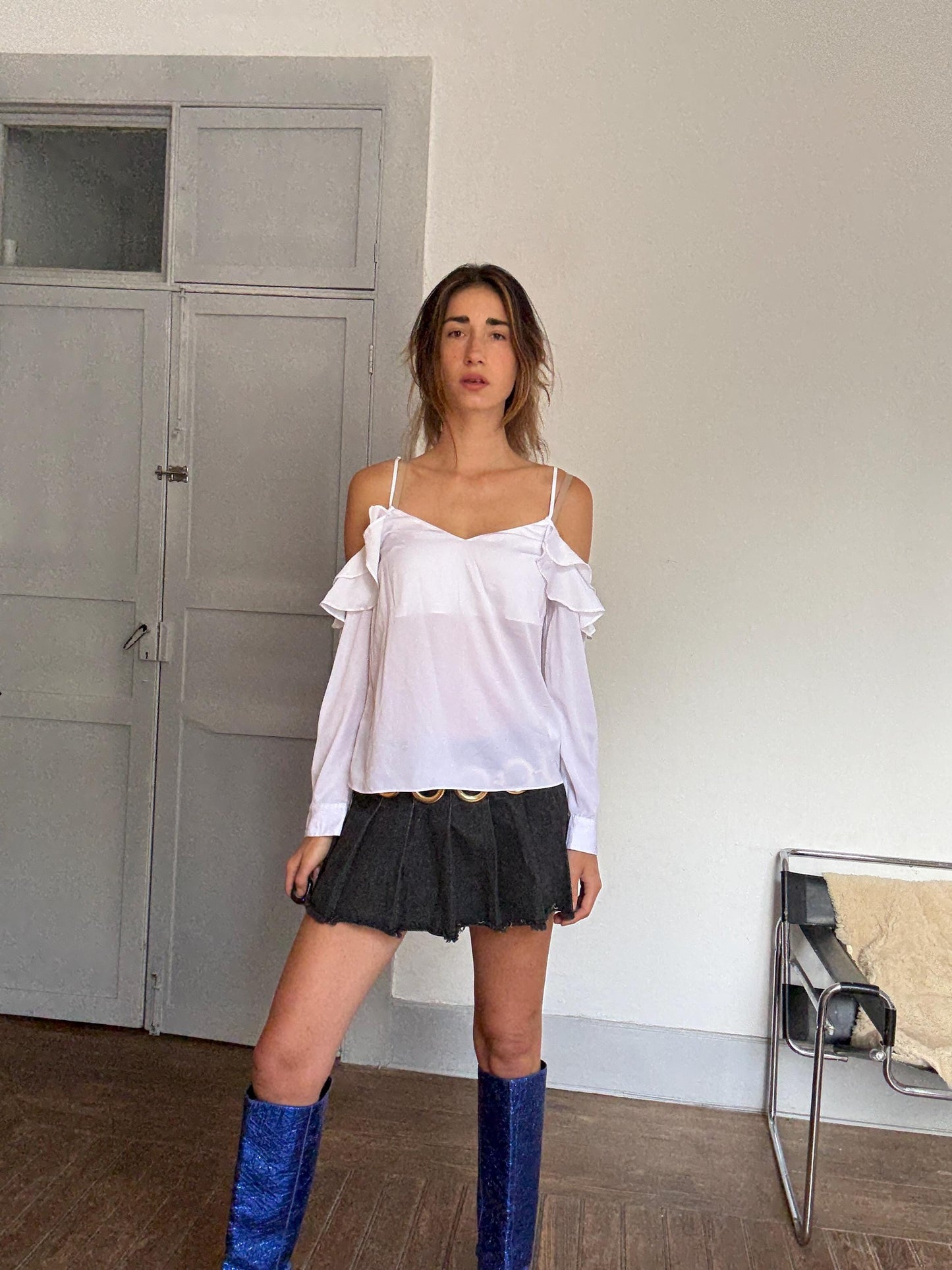 Y2K Guess Off-Shoulder Top – White Strappy Ruffle Blouse with Chain Back Detail, Romantic Fit, Size S, Summer Essential