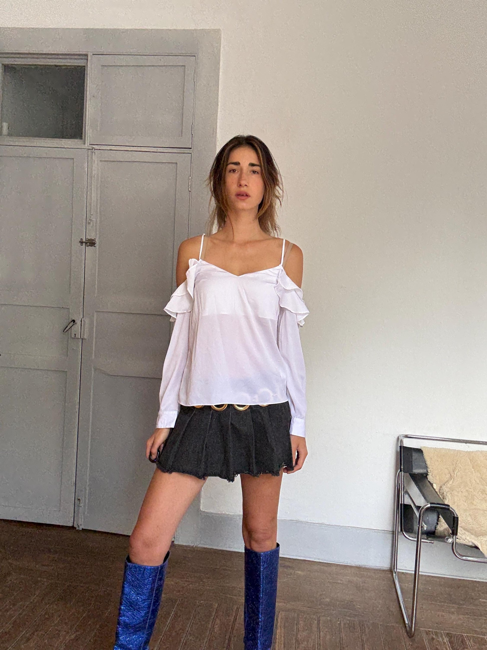 Y2K Guess Off-Shoulder Top – White Strappy Ruffle Blouse with Chain Back Detail, Romantic Fit, Size S, Summer Essential