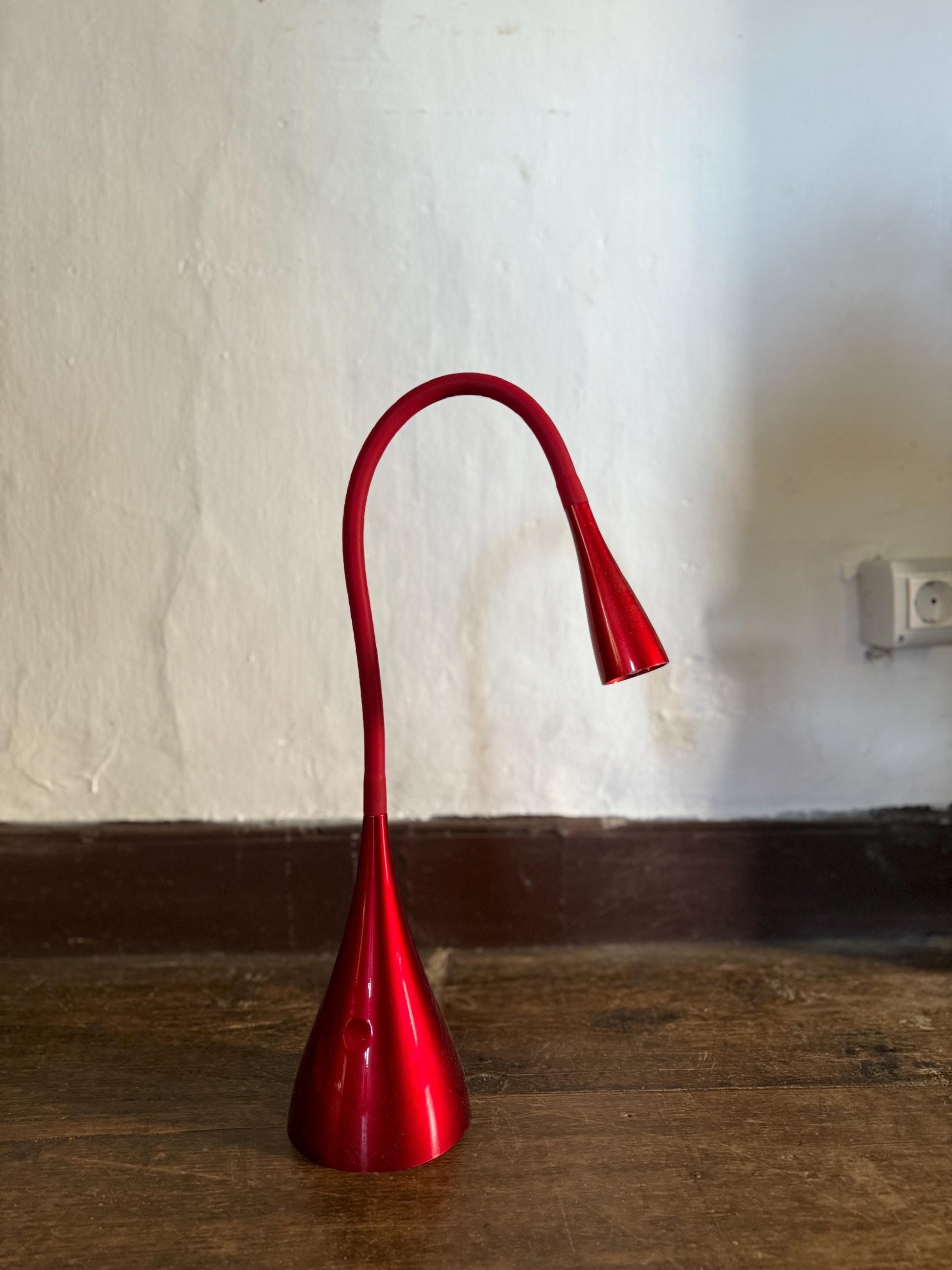 Sculptural red wavy table lamp with flexible neck, touch switch, modern space-age vibe, bold statement lighting, sturdy vintage build
