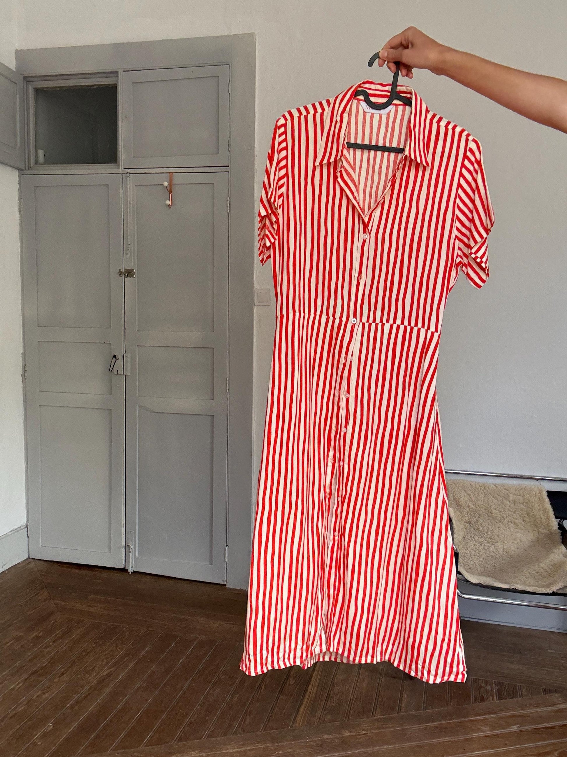 Vintage red & white striped button-up dress with open back cutout – playful retro summer style, short sleeve, size L,
