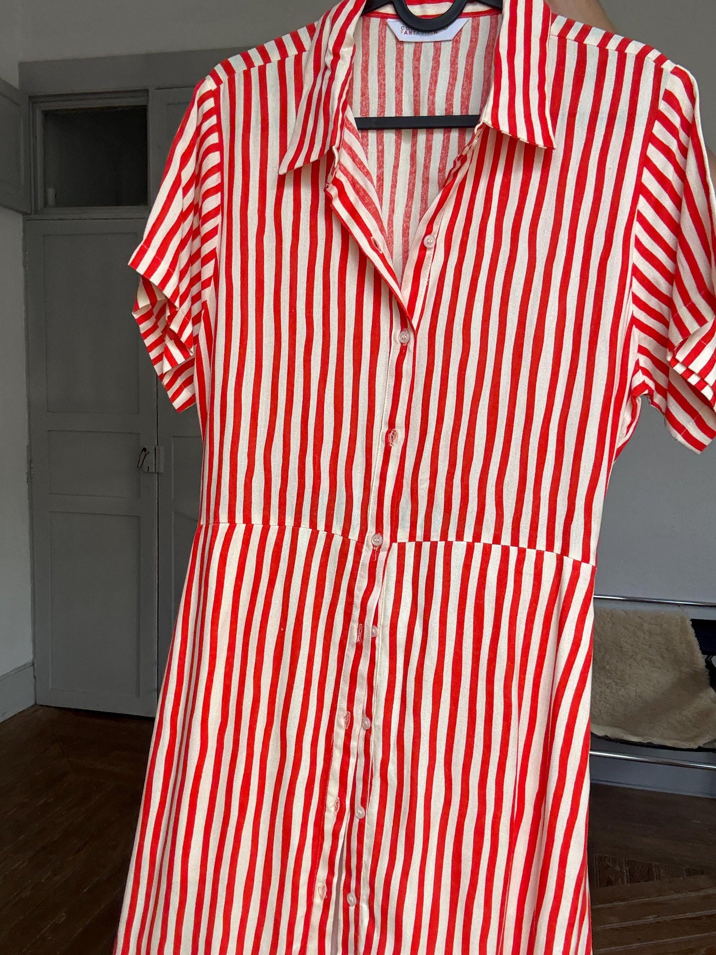 Vintage red & white striped button-up dress with open back cutout – playful retro summer style, short sleeve, size L,