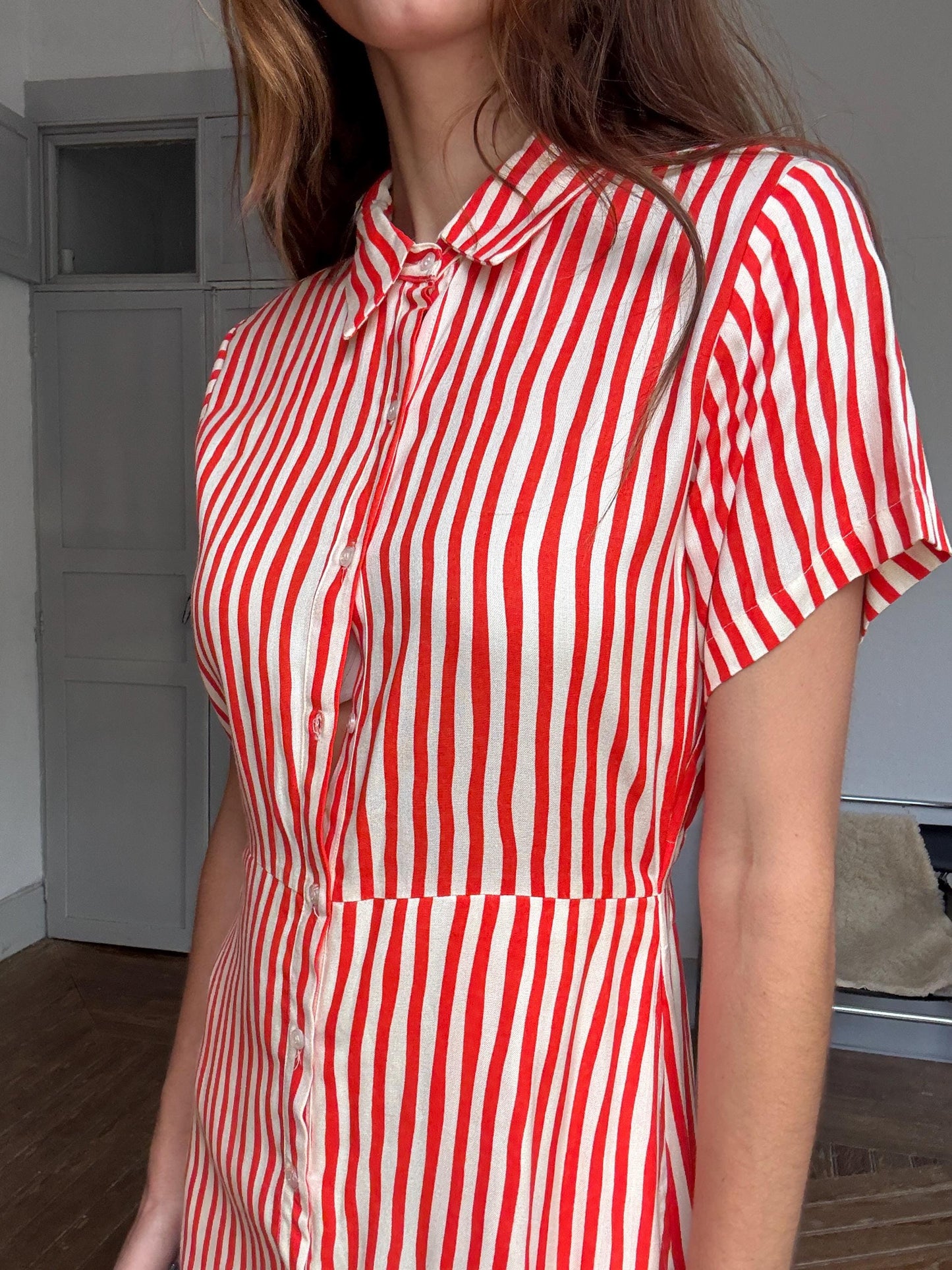 Vintage red & white striped button-up dress with open back cutout – playful retro summer style, short sleeve, size L,