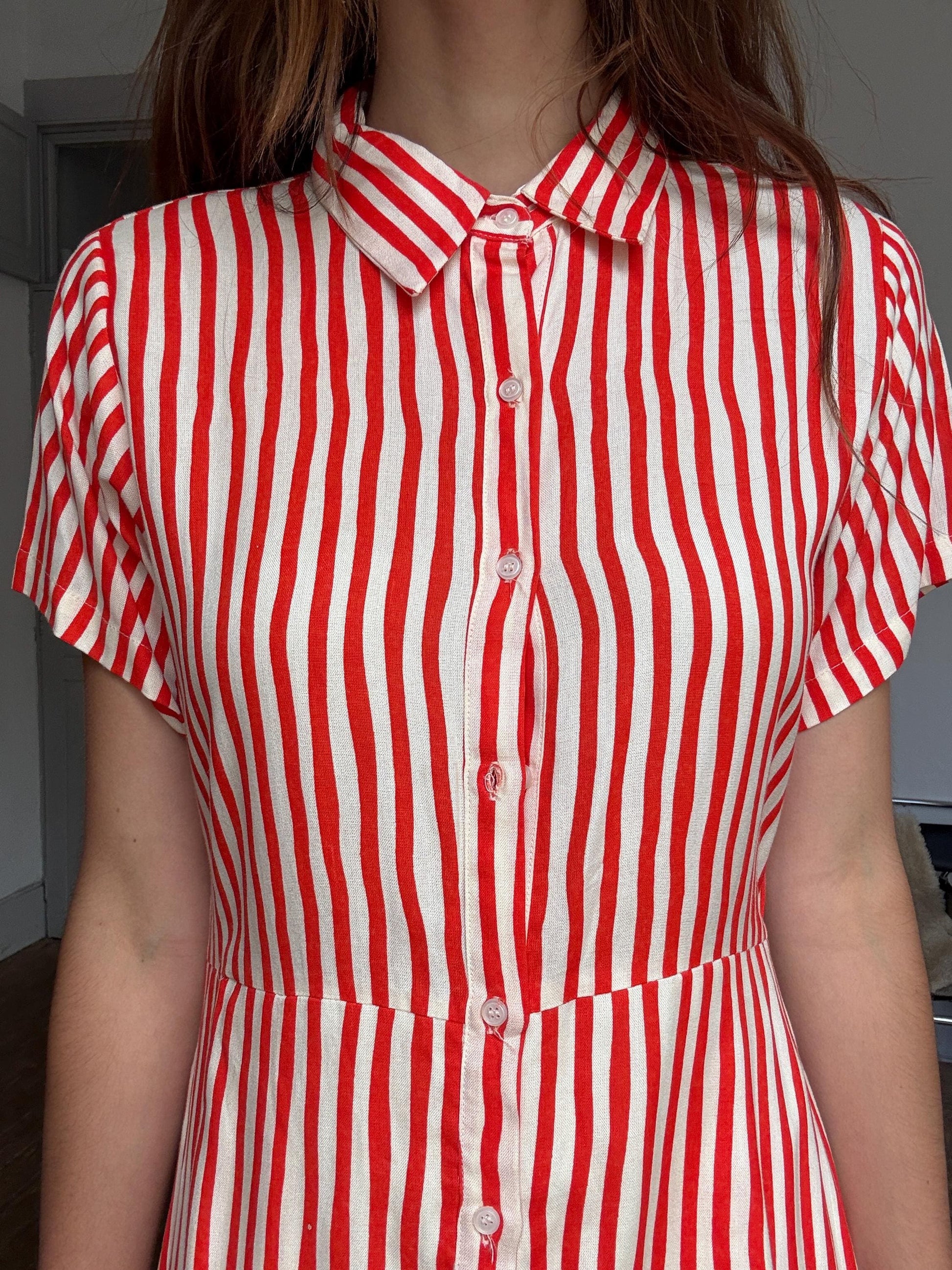 Vintage red & white striped button-up dress with open back cutout – playful retro summer style, short sleeve, size L,
