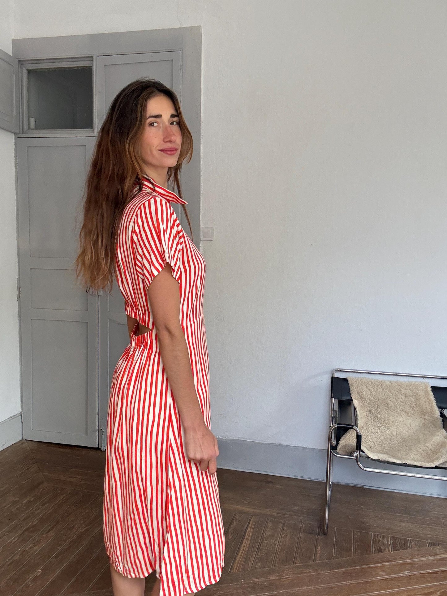 Vintage red & white striped button-up dress with open back cutout – playful retro summer style, short sleeve, size L,