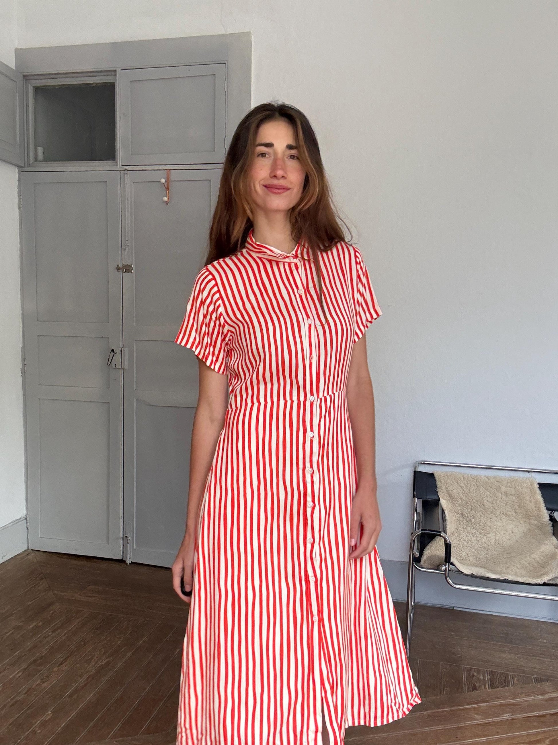 Vintage red & white striped button-up dress with open back cutout – playful retro summer style, short sleeve, size L,