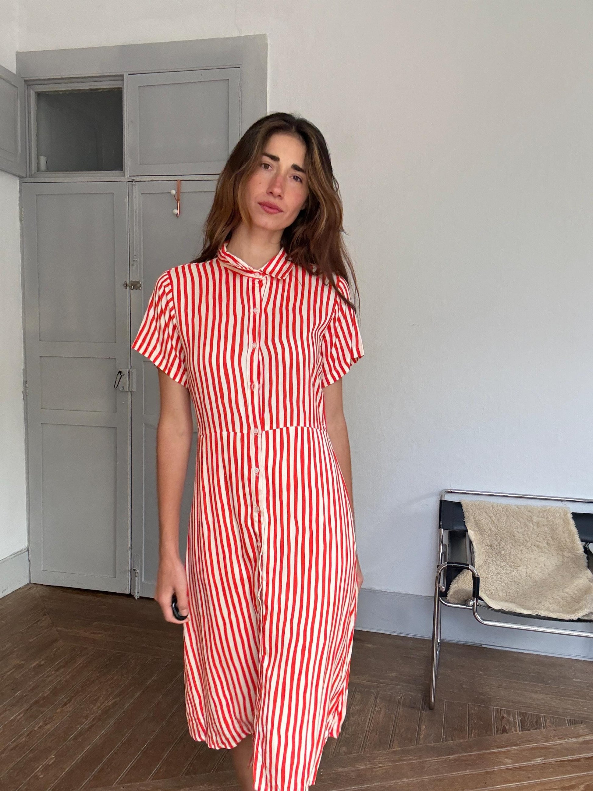 Vintage red & white striped button-up dress with open back cutout – playful retro summer style, short sleeve, size L,