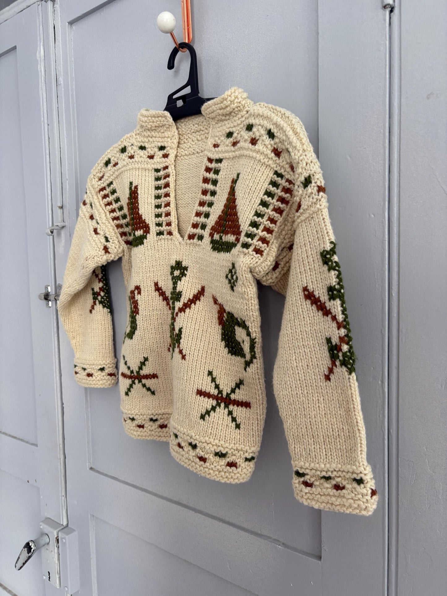 Vintage kids wool knit pullover with nordic winter pattern – handmade sweater with skiers, snowflakes & boats, cozy retro design