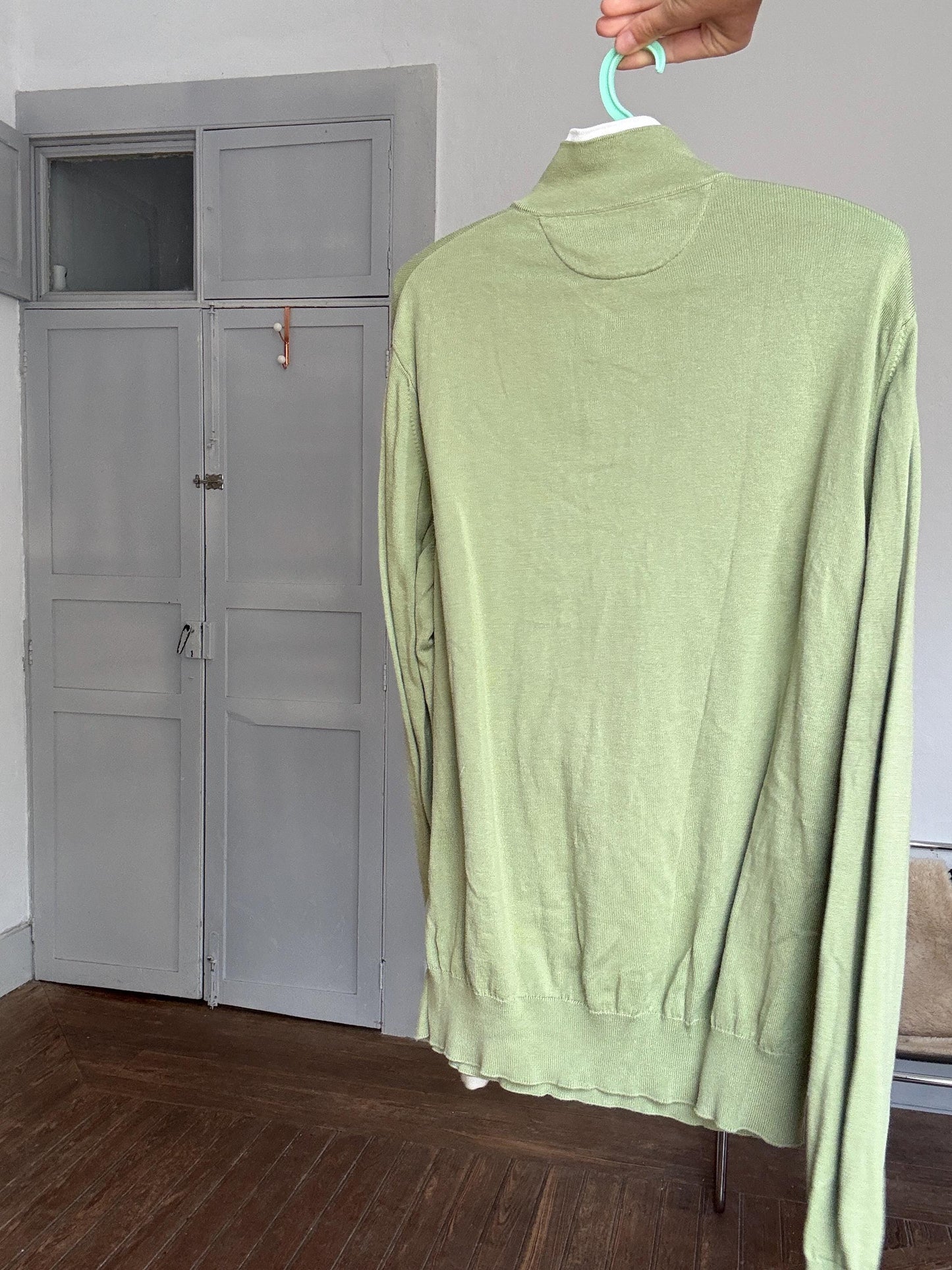 Vintage Burberry London polo jumper – sage green zip collar, tag size 5, 100% cotton, unisex fit, styled on woman, classic Y2K look