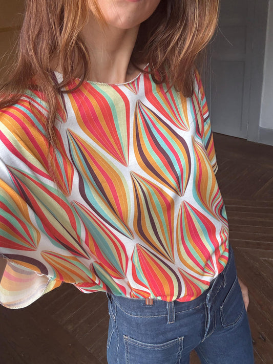 Vintage groovy print top – bold 70s style blouse, oversized fit, colorful summer shirt, retro mod pattern, chest 63 cm, funky y2k vibes