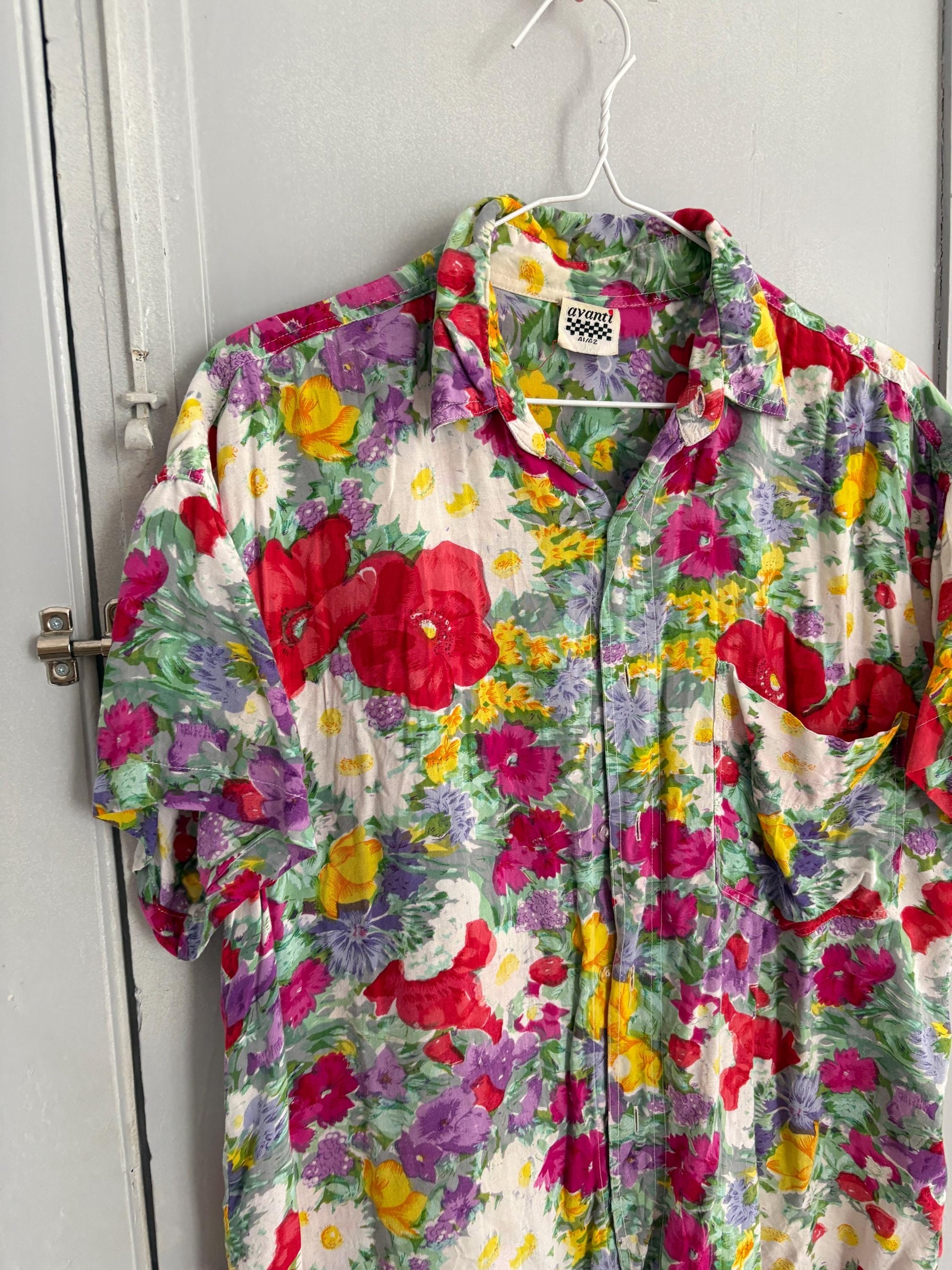 Vintage floral summer blouse – unisex button-up shirt, bold colorful print, size 41/42, , tie-knot top, 80s/90s retro style