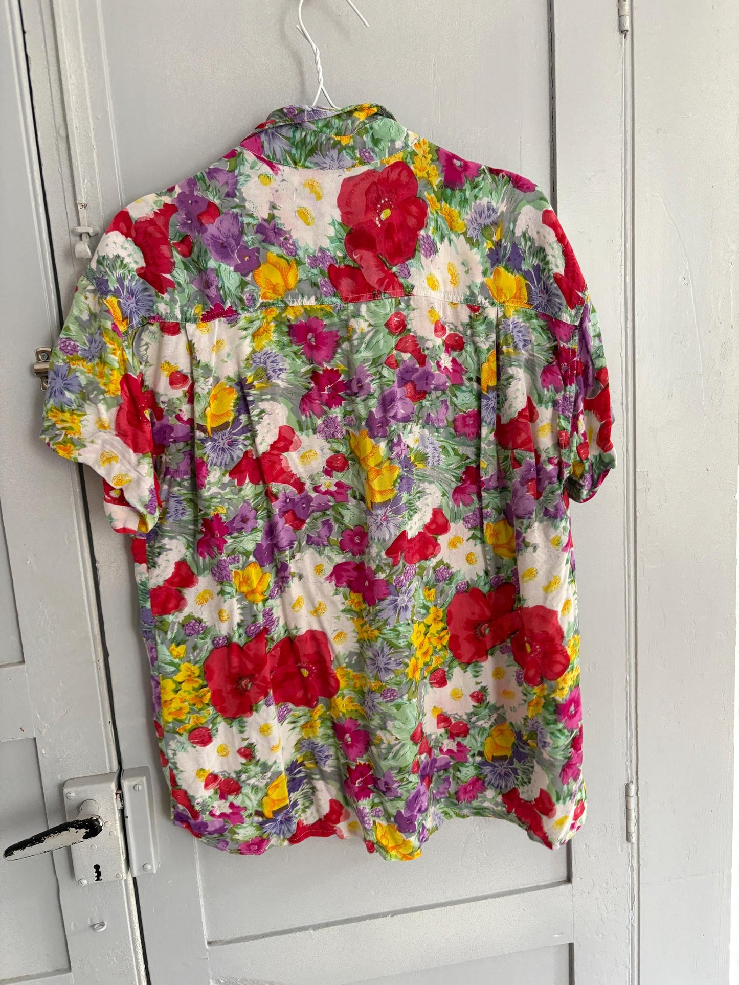 Vintage floral summer blouse – unisex button-up shirt, bold colorful print, size 41/42, , tie-knot top, 80s/90s retro style