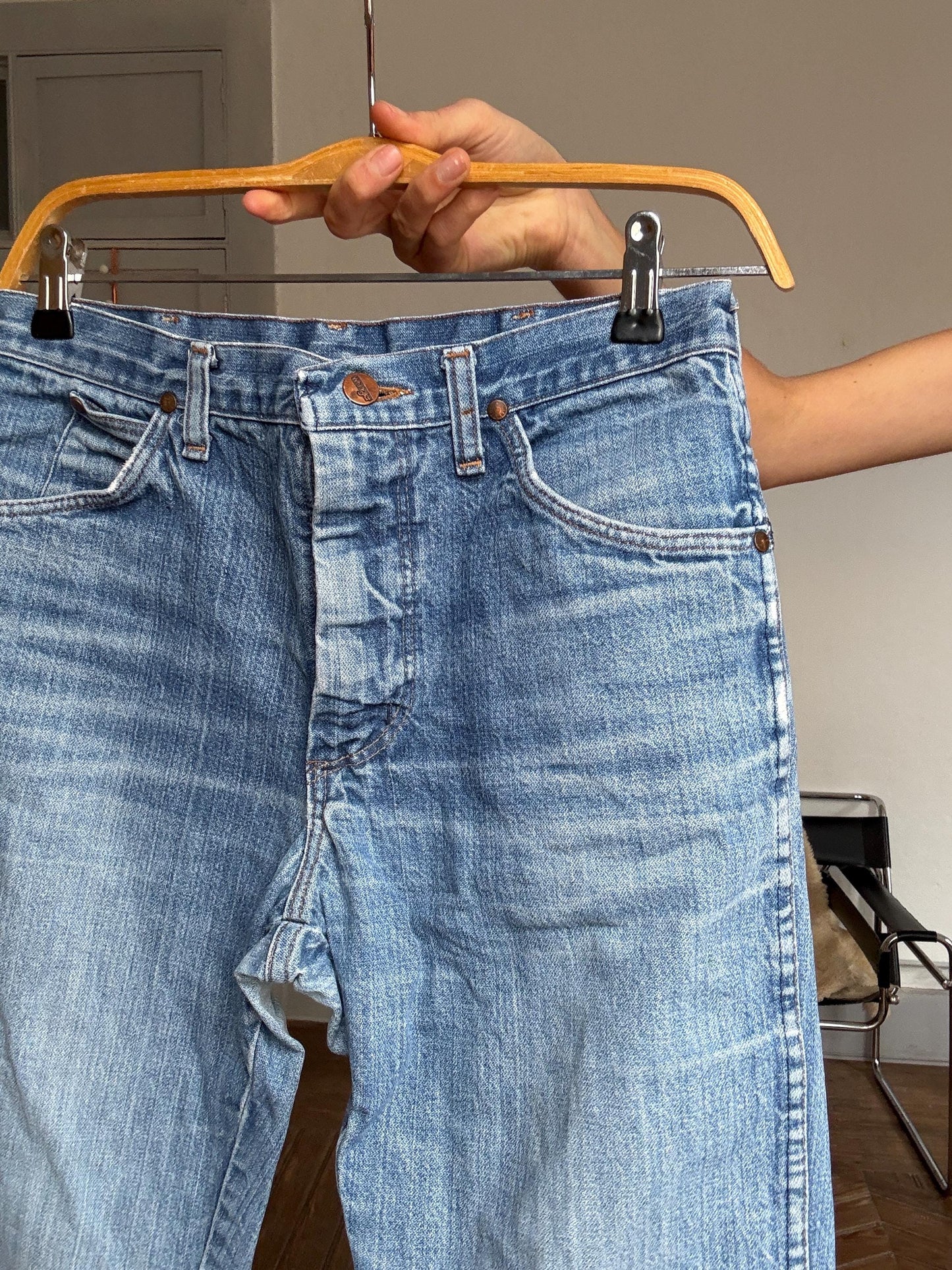 Vintage Wrangler denim jeans – worn-in blue wash, mid-rise, no back label, classic straight leg, waist 40 cm, 90s grunge style, Women’s M–L