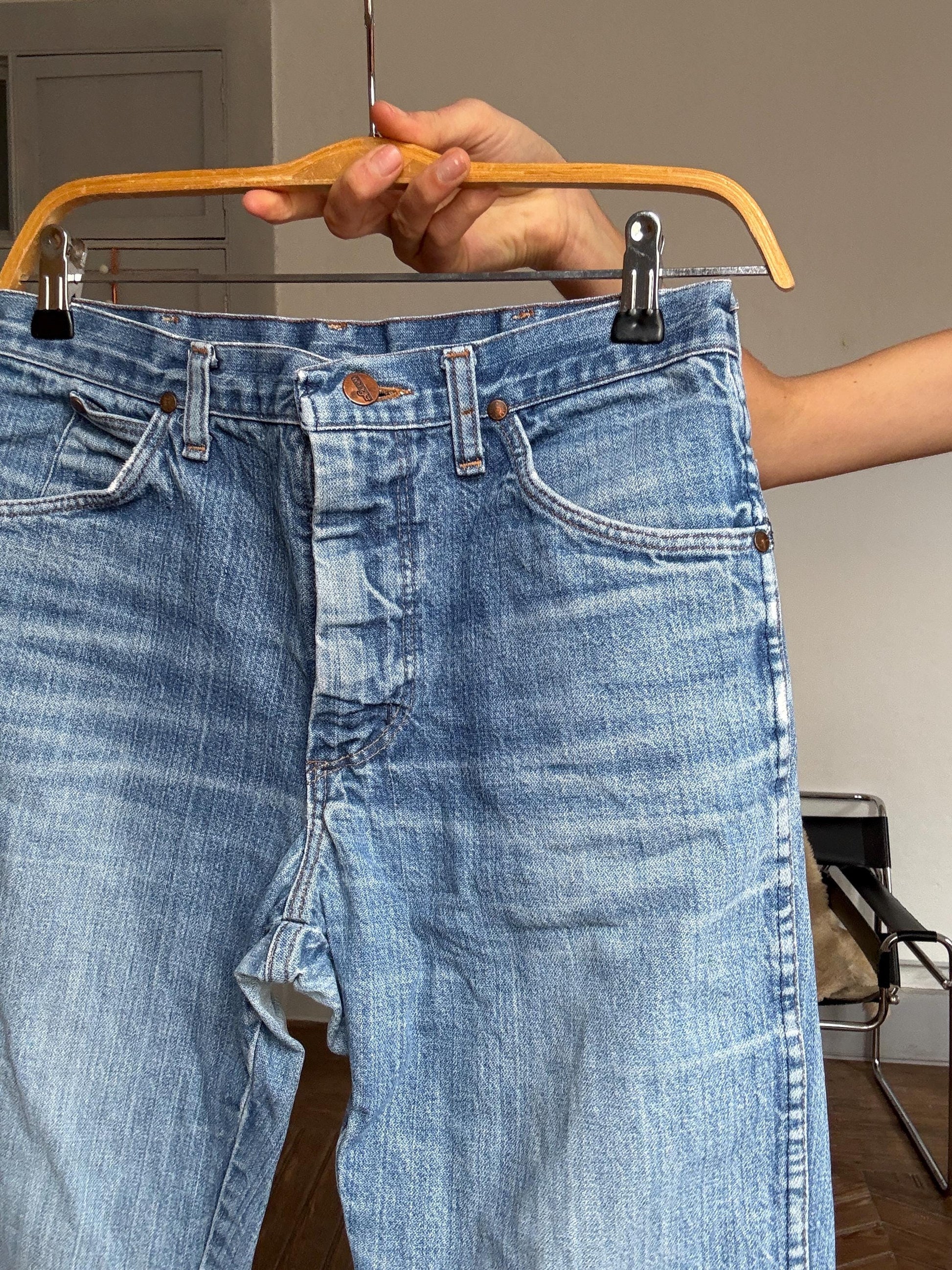 Vintage Wrangler denim jeans – worn-in blue wash, mid-rise, no back label, classic straight leg, waist 40 cm, 90s grunge style, Women’s M–L