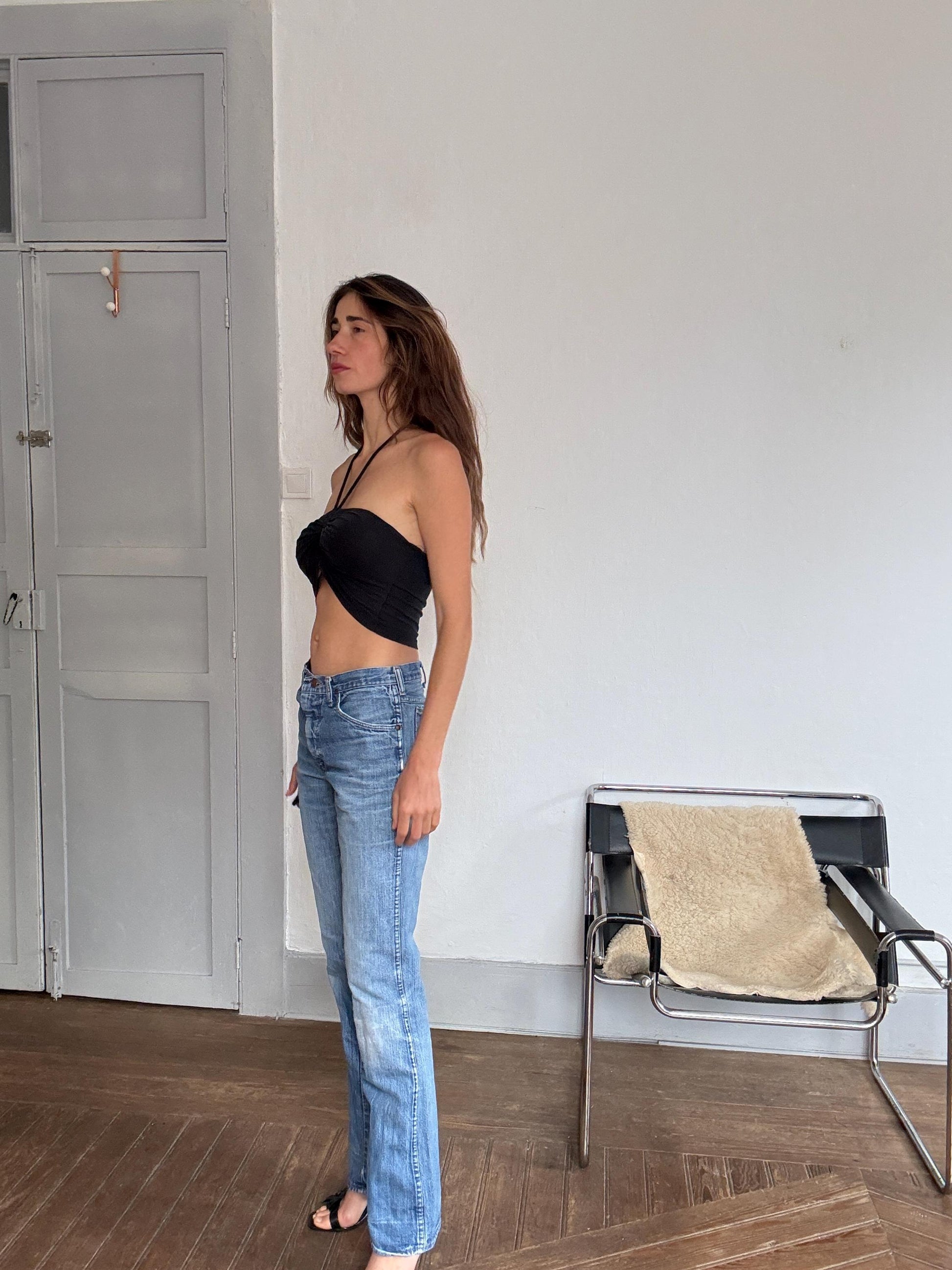 Vintage Wrangler denim jeans – worn-in blue wash, mid-rise, no back label, classic straight leg, waist 40 cm, 90s grunge style, Women’s M–L