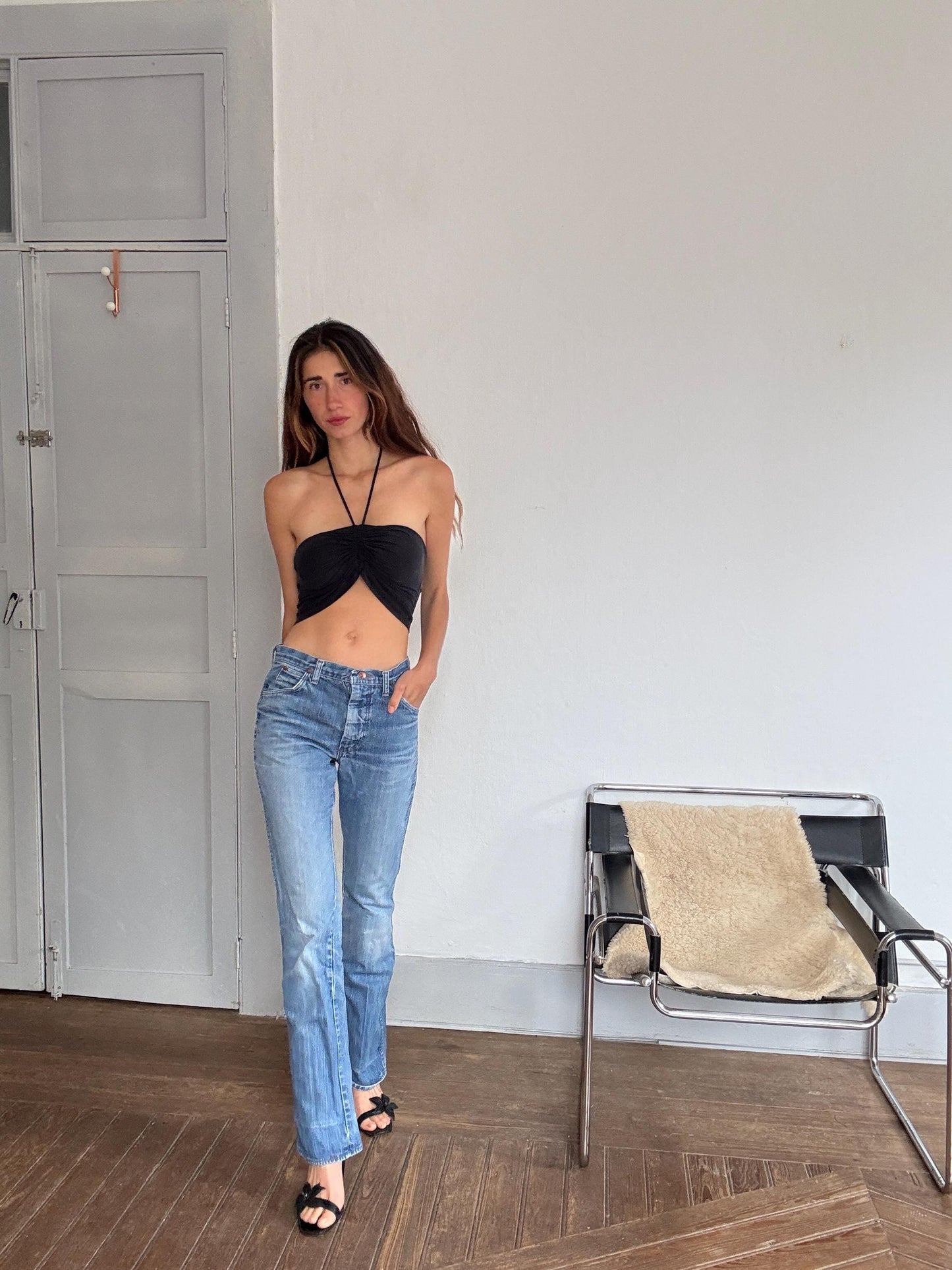 Vintage Wrangler denim jeans – worn-in blue wash, mid-rise, no back label, classic straight leg, waist 40 cm, 90s grunge style, Women’s M–L