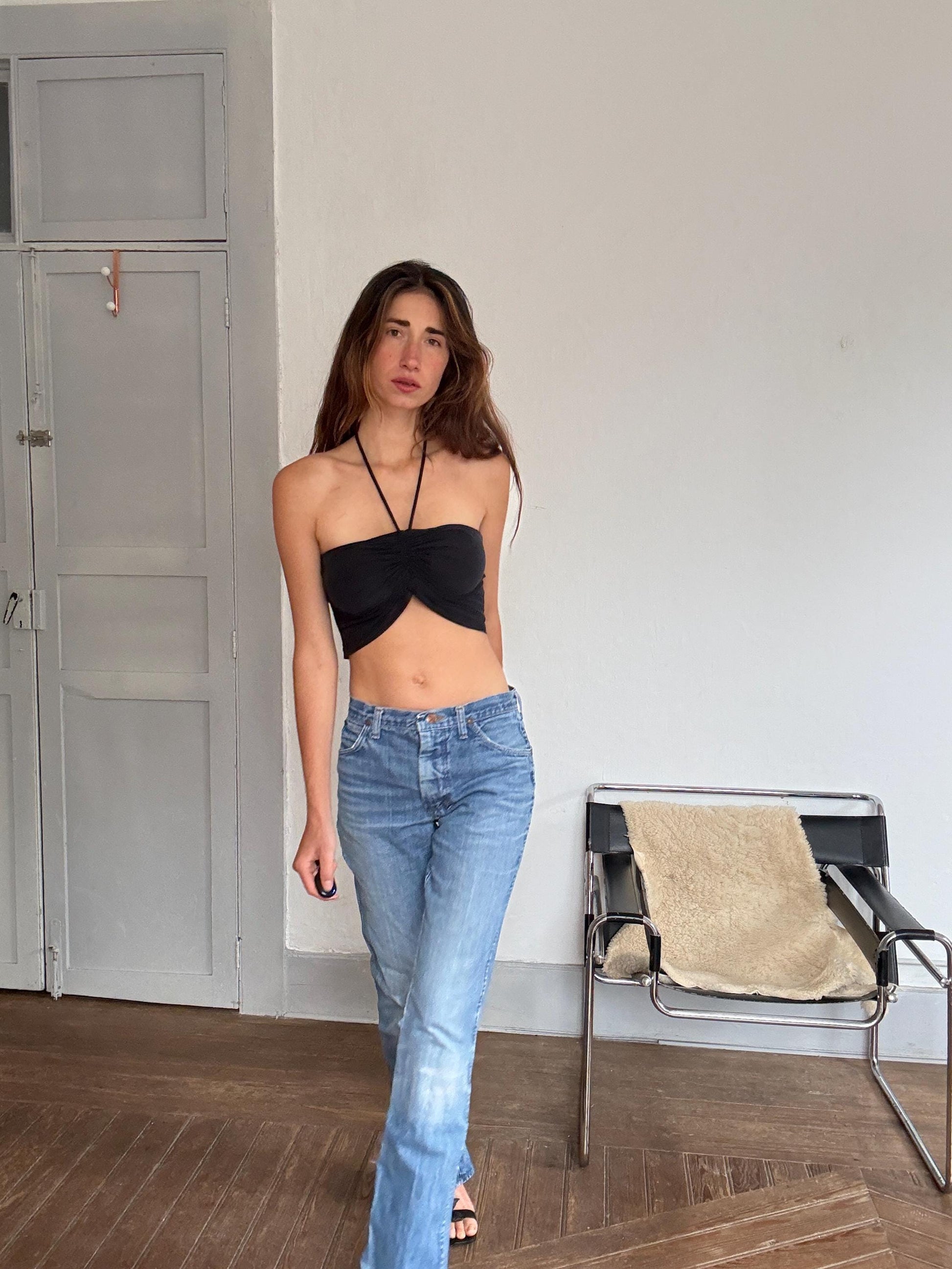 Vintage Wrangler denim jeans – worn-in blue wash, mid-rise, no back label, classic straight leg, waist 40 cm, 90s grunge style, Women’s M–L