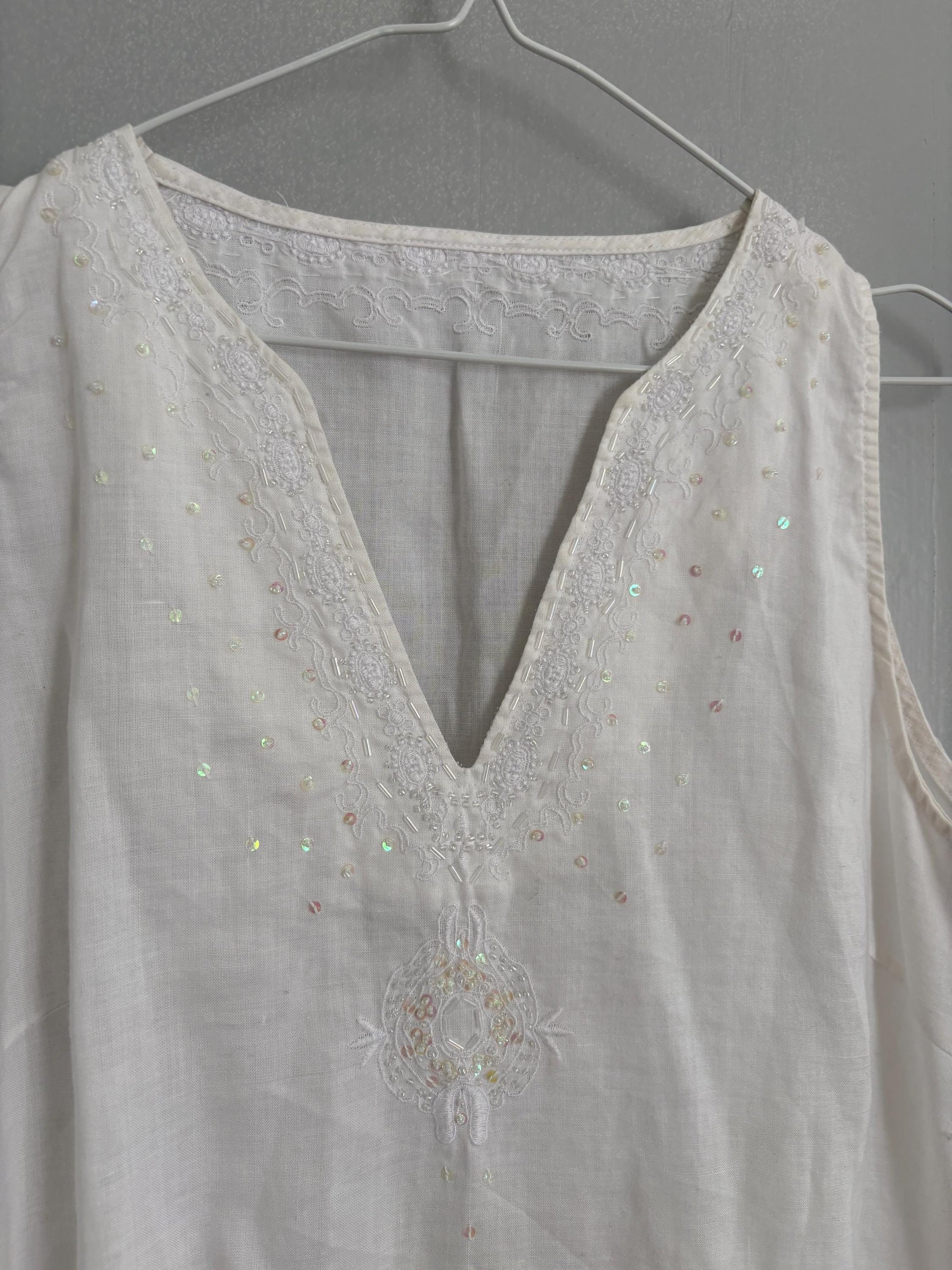 Vintage White Ramie Tunic Top – Sleeveless Embroidered Summer Blouse with Sequin Detail, Women’s Size L to XL