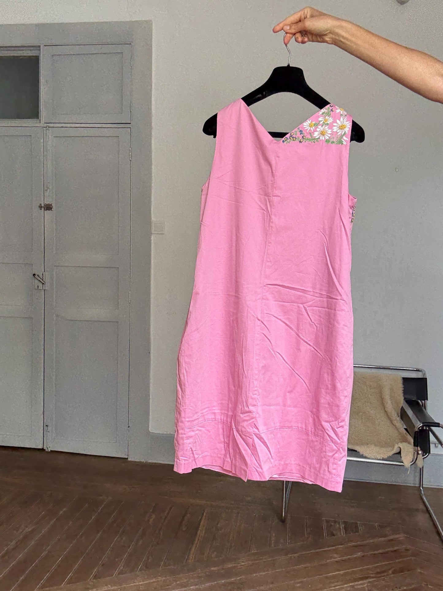Vintage pink sleeveless dress with floral embroidery, square neckline & pleats – sweet summer look, secondhand, size L-XL