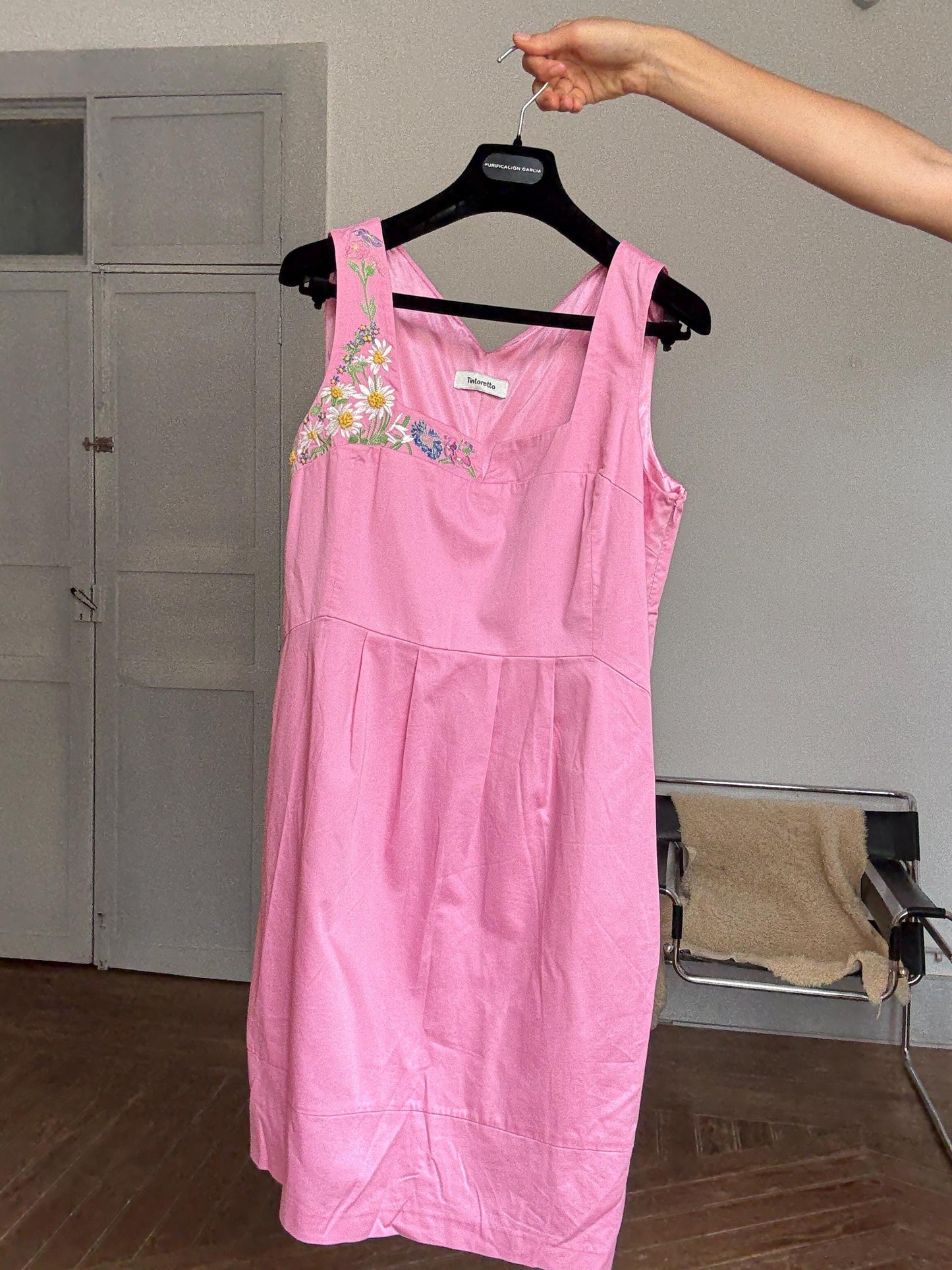 Vintage pink sleeveless dress with floral embroidery, square neckline & pleats – sweet summer look, secondhand, size L-XL