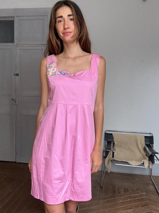 Vintage pink sleeveless dress with floral embroidery, square neckline & pleats – sweet summer look, secondhand, size L-XL