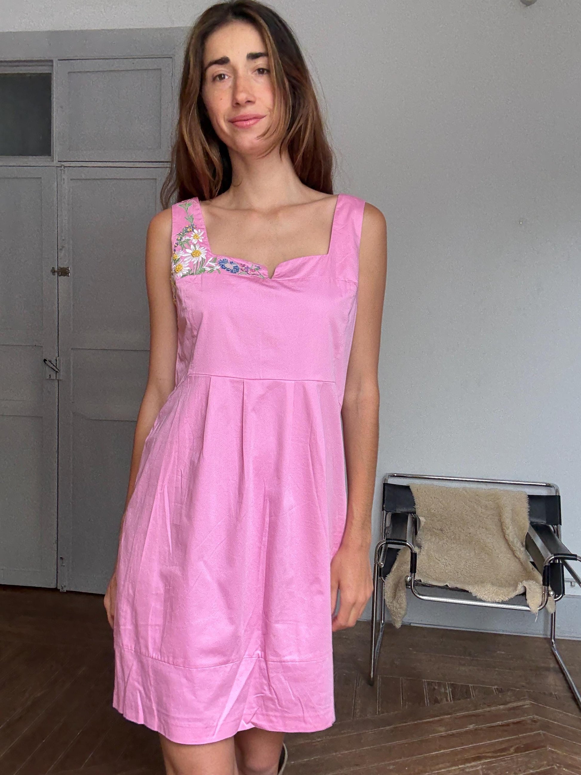 Vintage pink sleeveless dress with floral embroidery, square neckline & pleats – sweet summer look, secondhand, size L-XL