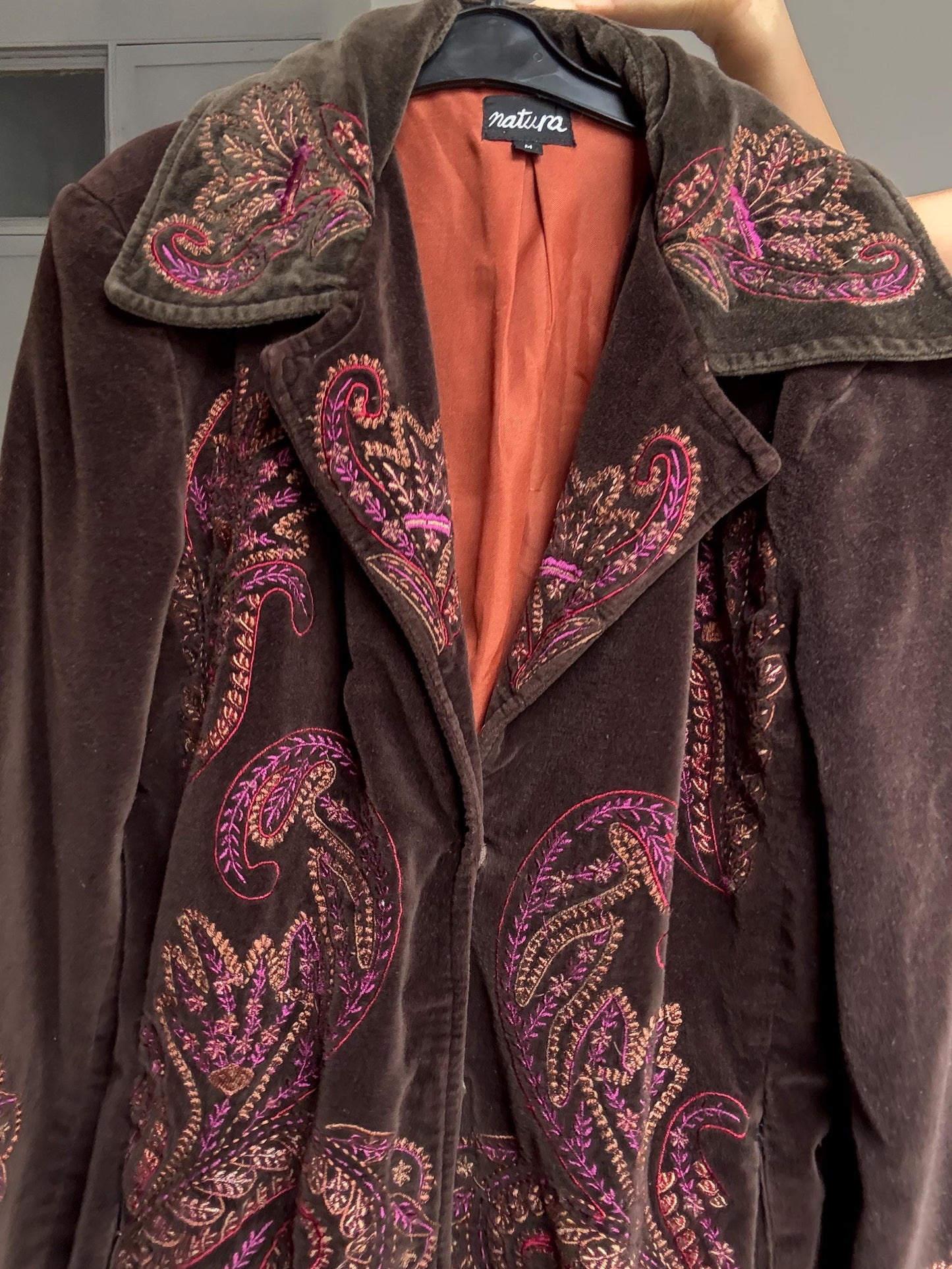 Vintage 70s style embroidered velvet boho coat – retro hippie jacket by Natura, size S - M, paisley floral, rich brown tones