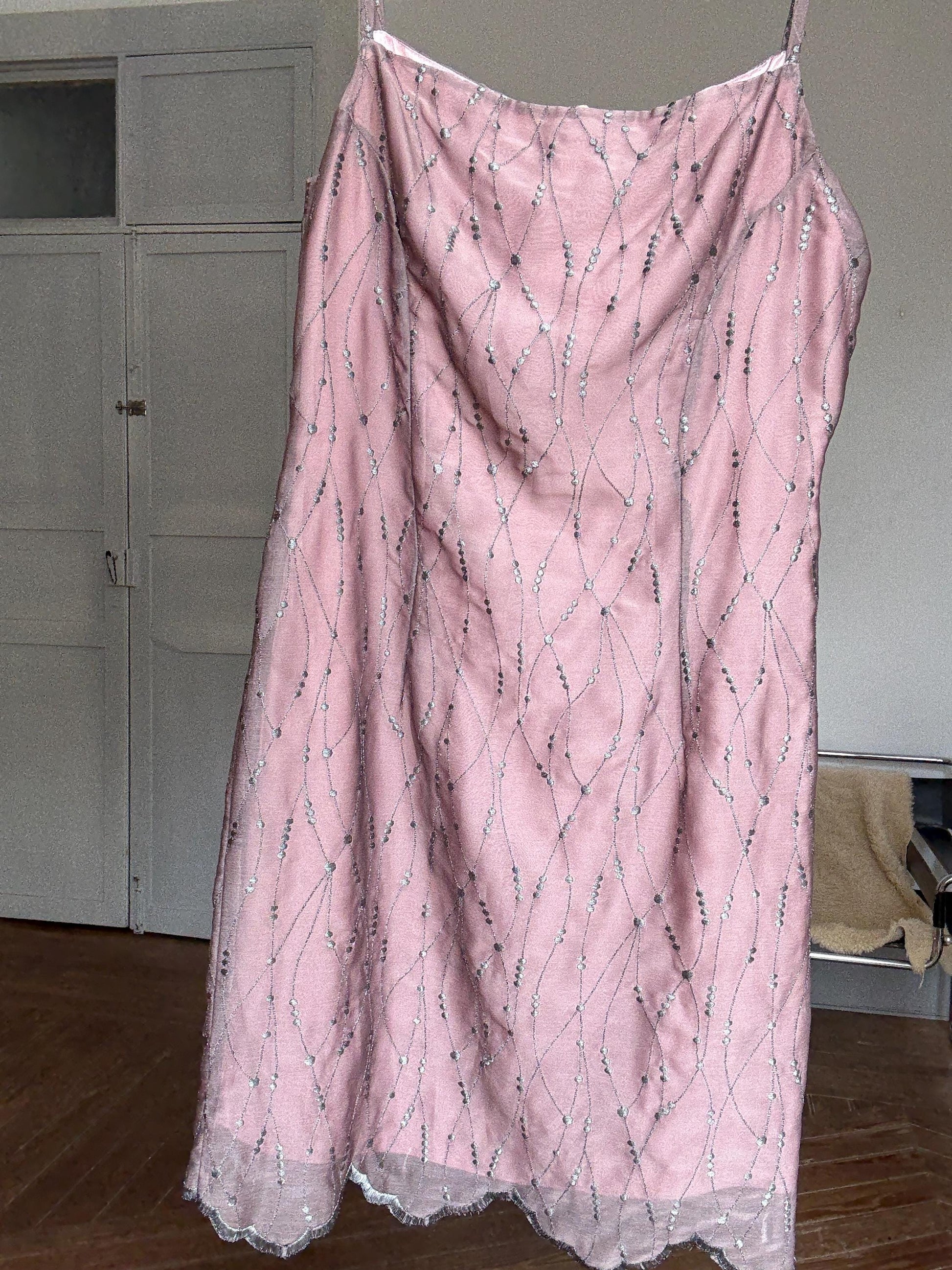 Vintage Y2K-style sparkly pink slip dress with scalloped hem – 90s party look, too big on model, fits M