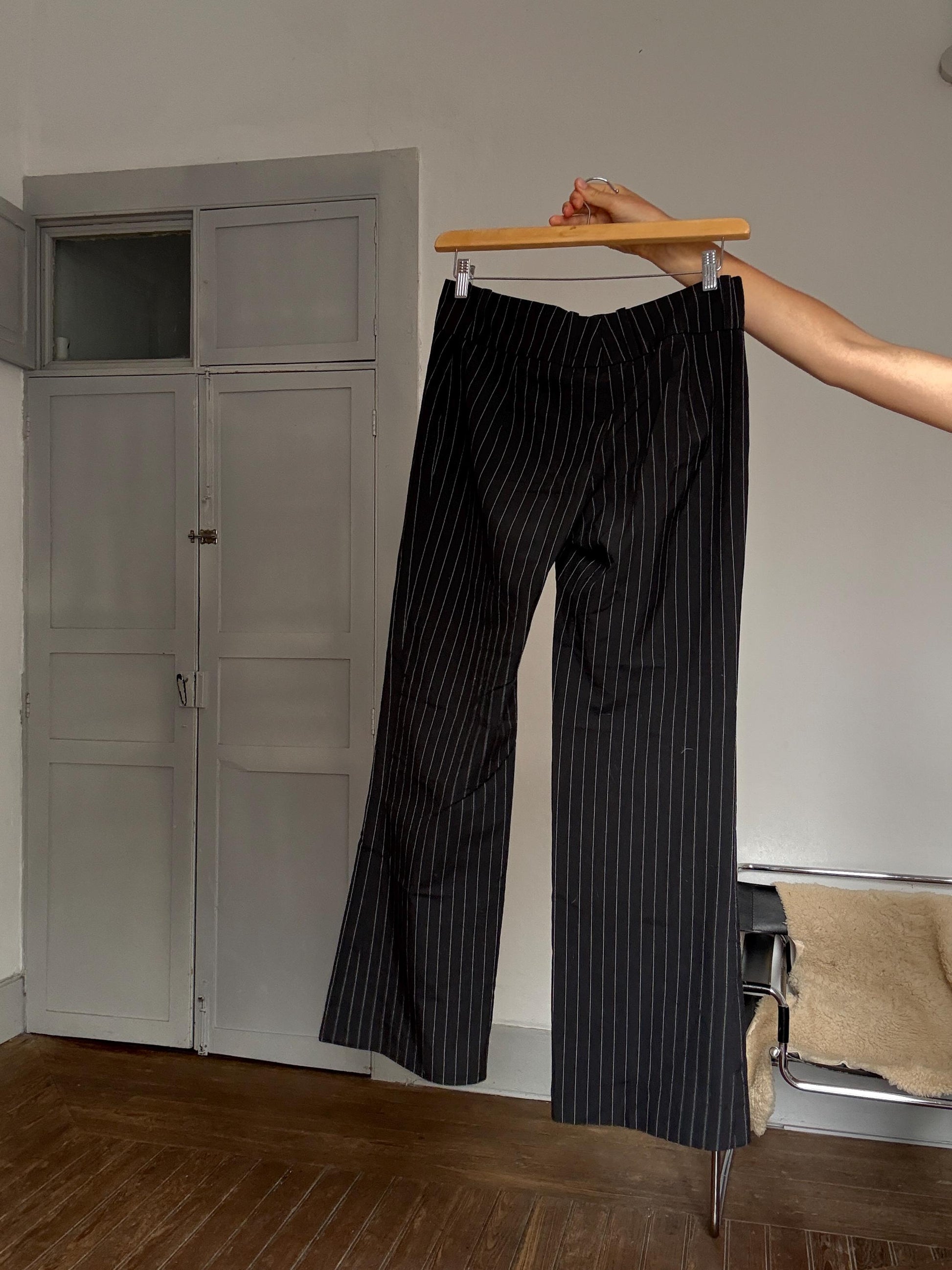Vintage Y2K black pinstripe low-waist trousers – 90s retro style, flattering fit, size M-L, no tags, perfect paired with kitten heels