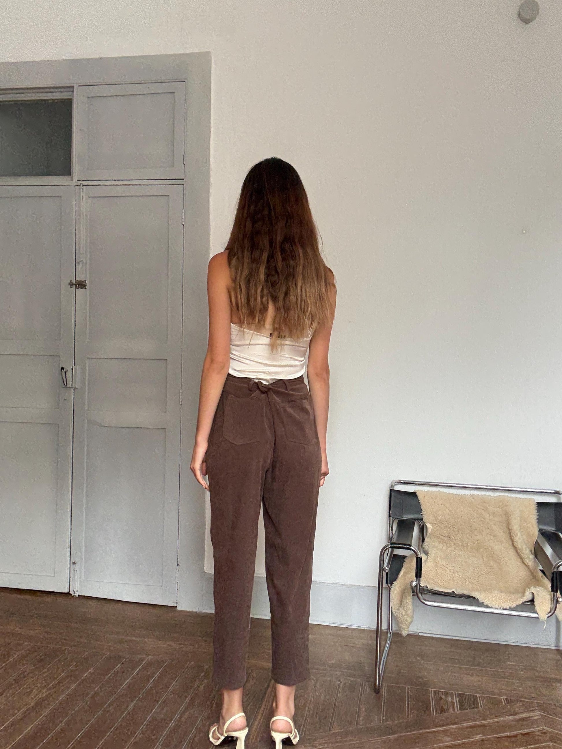 Vintage brown high waist trousers – dark academia aesthetic, flattering pleats, tapered leg, timeless neutral, size M/L