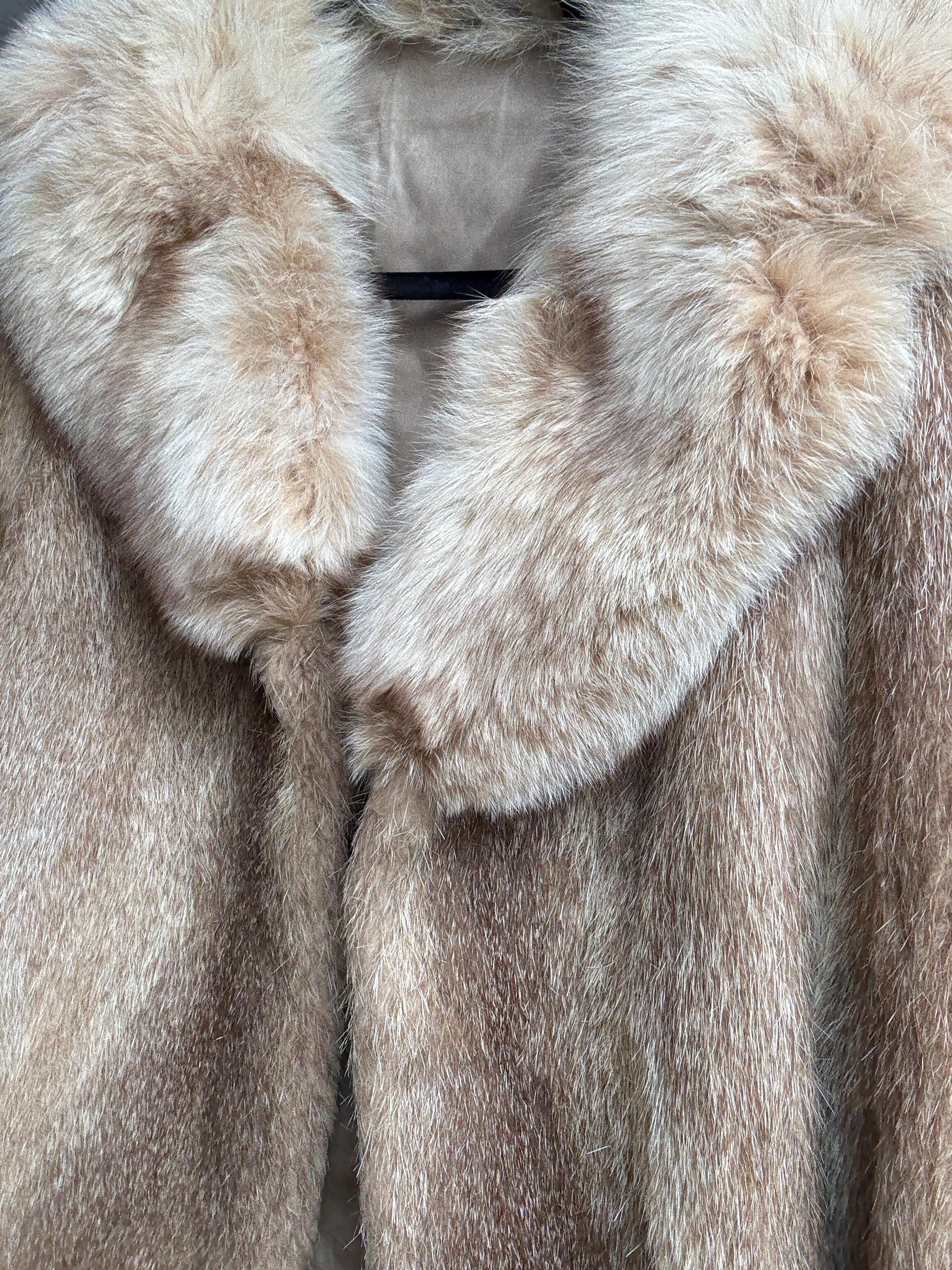 Vintage genuine fur coat with oversized collar – chic 60s style, elegant winter layering, XS/S fit, warm beige tone, amazing condition