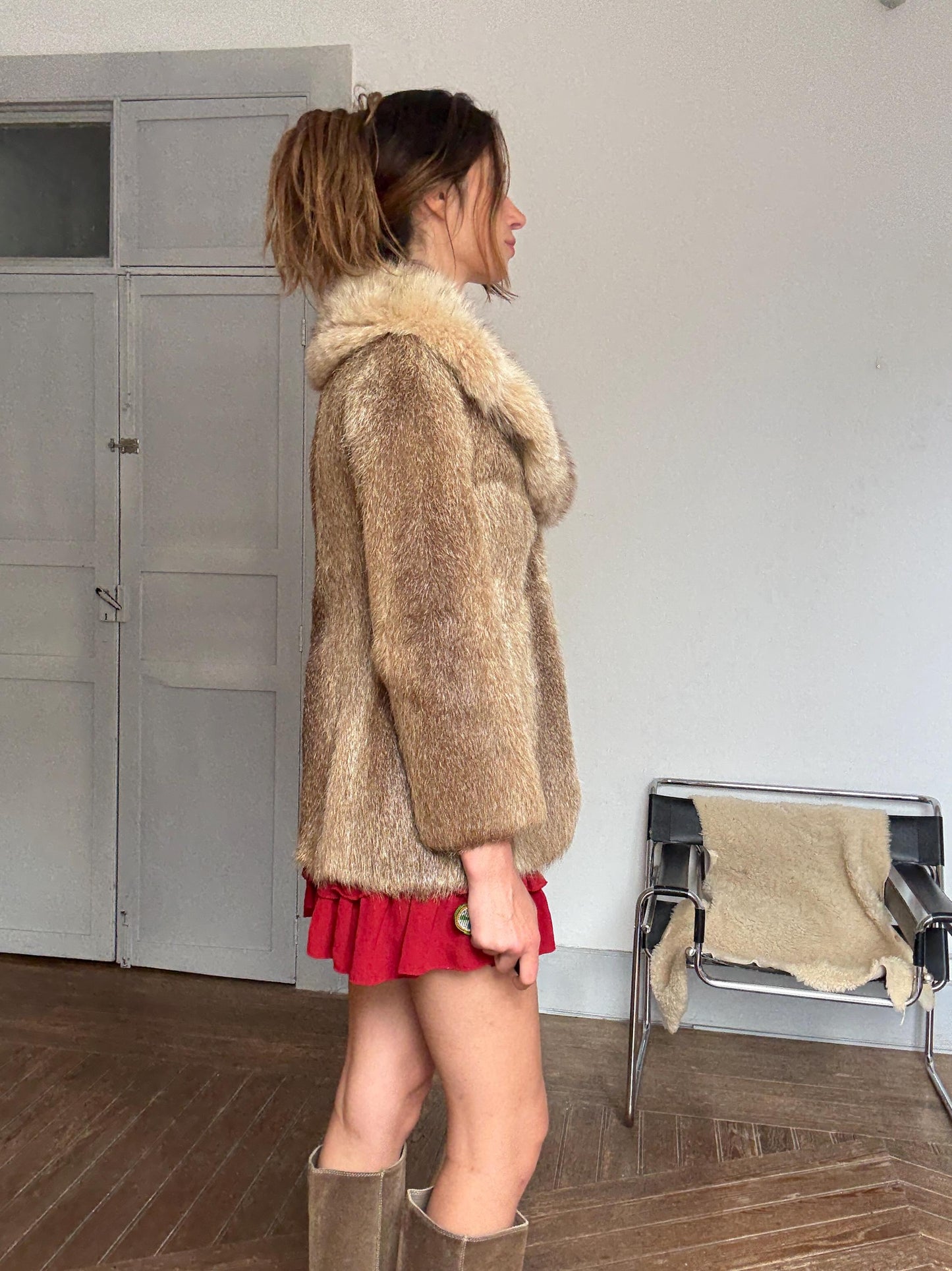 Vintage genuine fur coat with oversized collar – chic 60s style, elegant winter layering, XS/S fit, warm beige tone, amazing condition