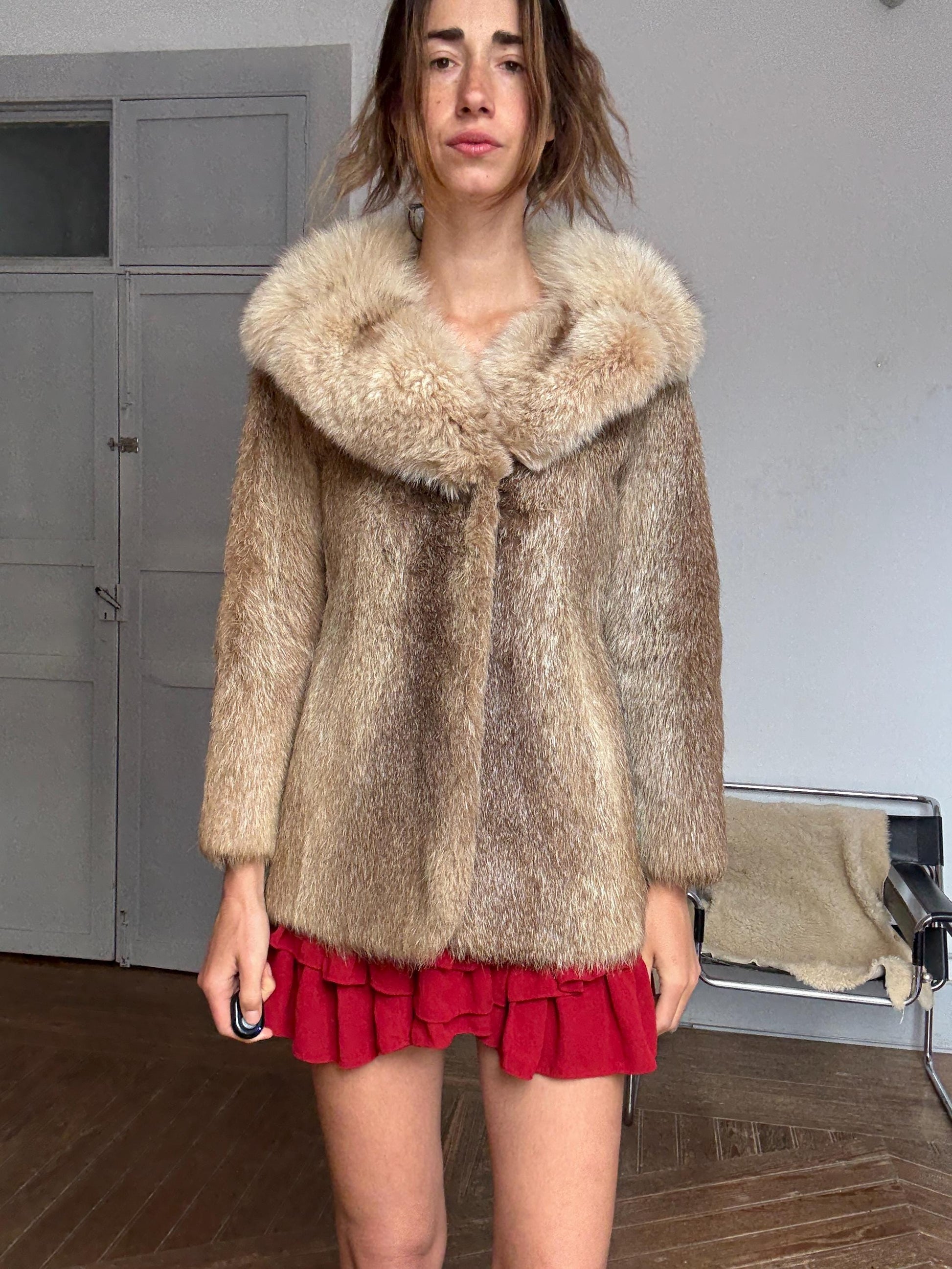 Vintage genuine fur coat with oversized collar – chic 60s style, elegant winter layering, XS/S fit, warm beige tone, amazing condition