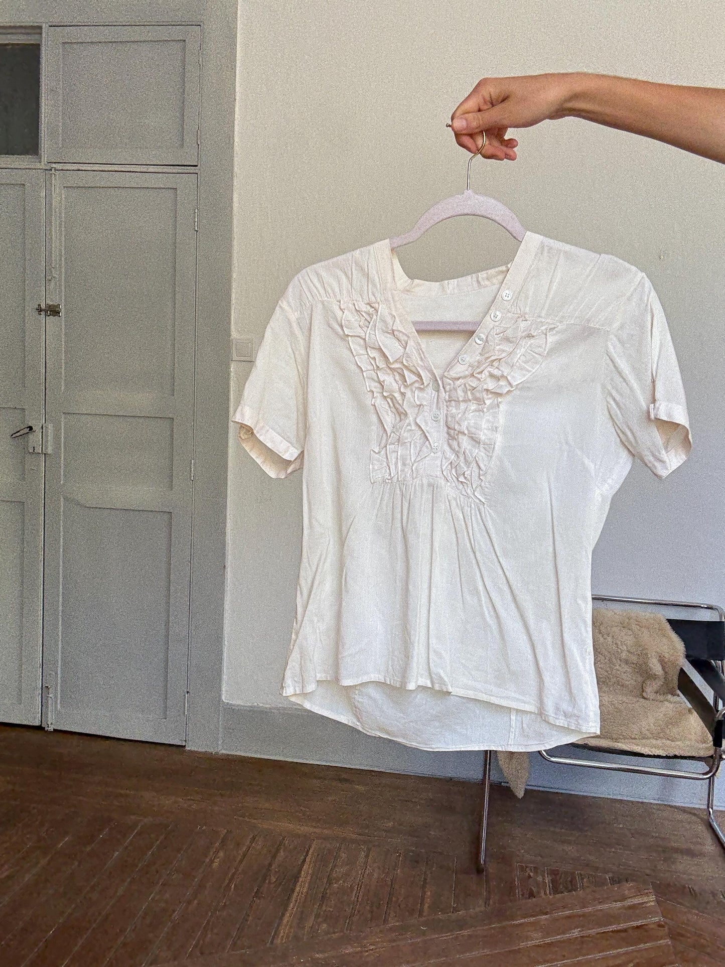 Romantic vintage ruffle blouse in 100% cotton – soft cream, dark academia aesthetic, cottagecore vibes