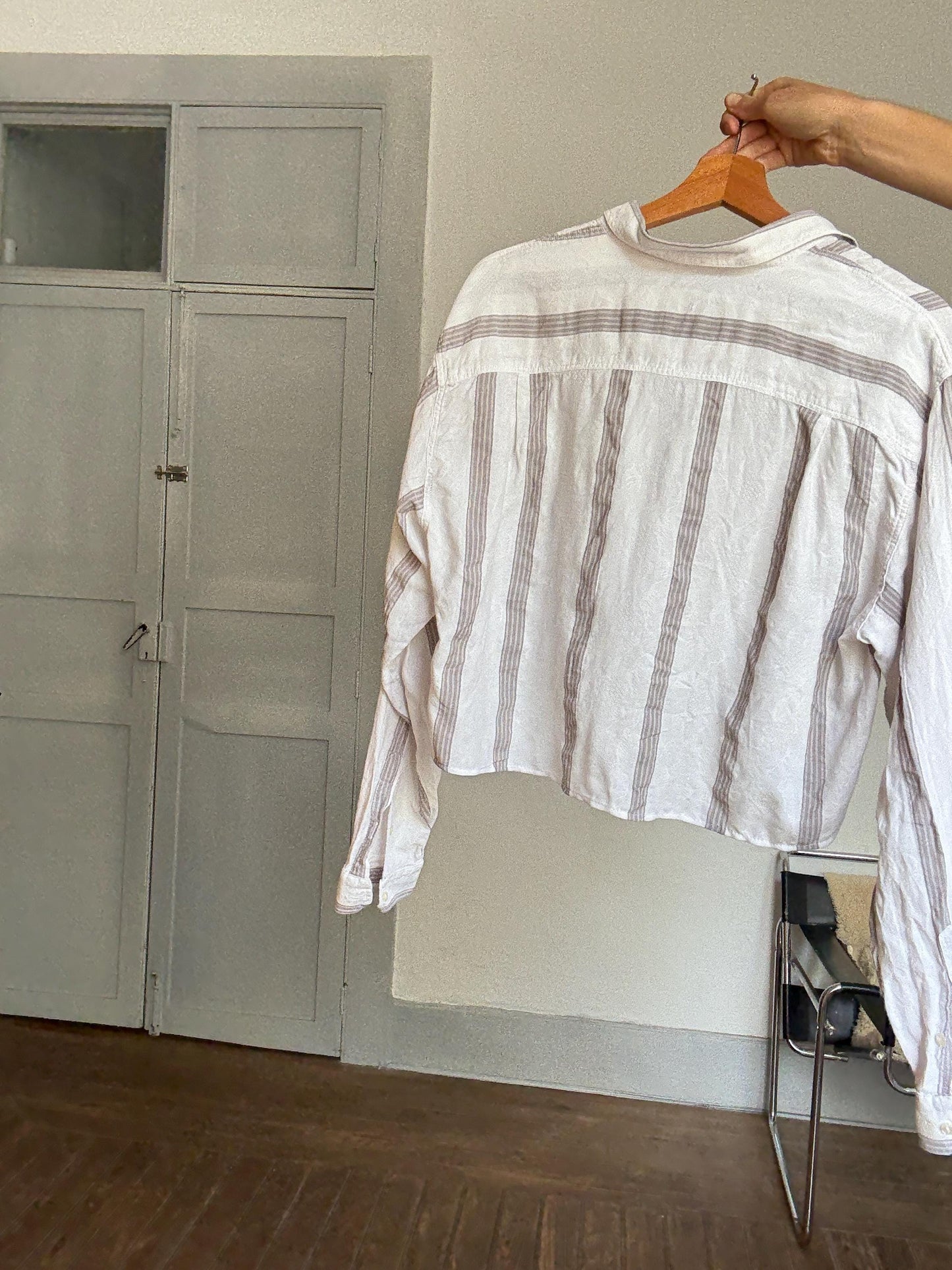 Reworked Cropped Button-Up Shirt – Vintage Rivela in Textured Striped Fabric, Upcycled from Menswear, Soft Linen Feel, Size M